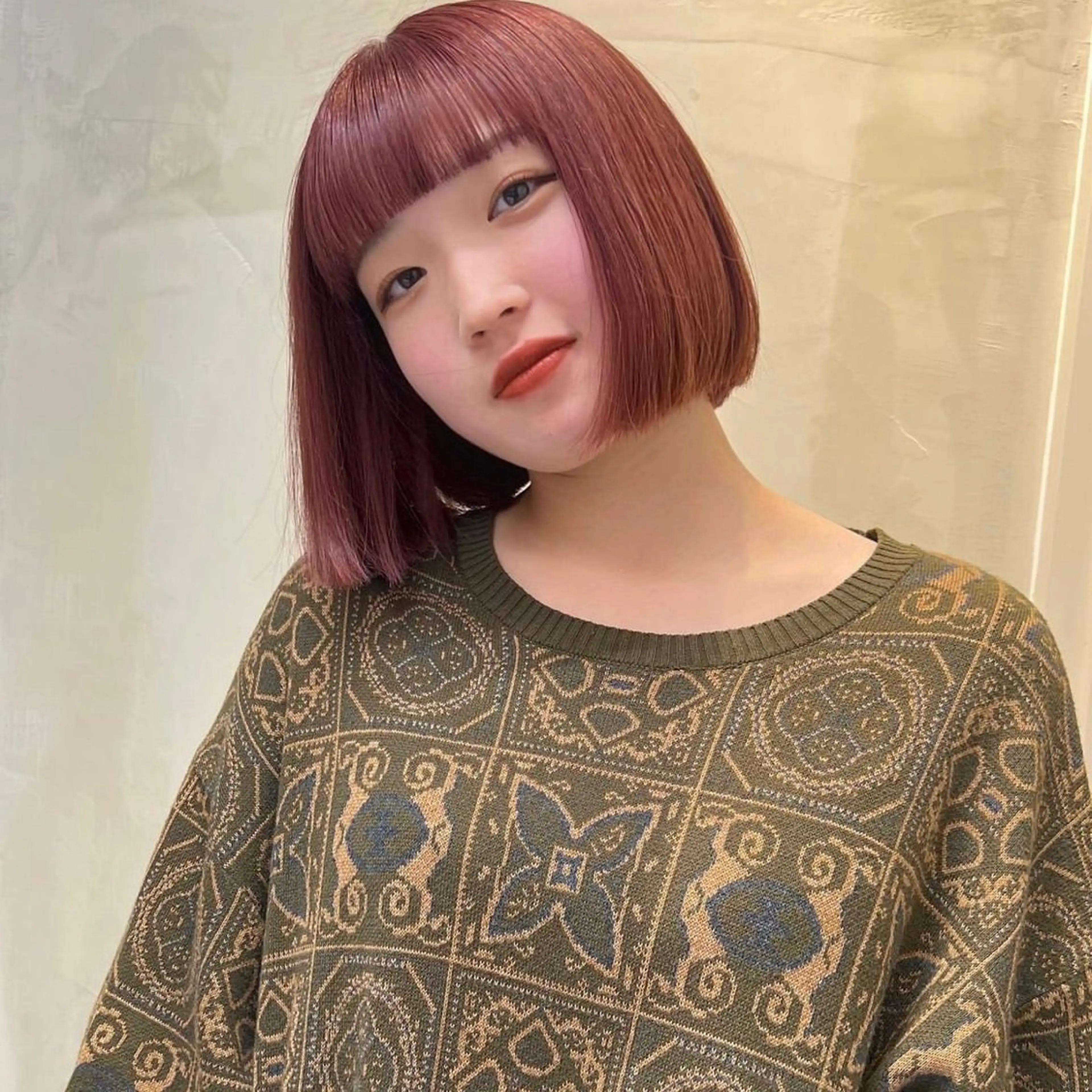 ミディアム カラー 切りっぱなしボブ カシス ピンクカラー ボブ カット ヘアカラー ブロンド／ブリーチ 【SITY.】のヘアスタイル