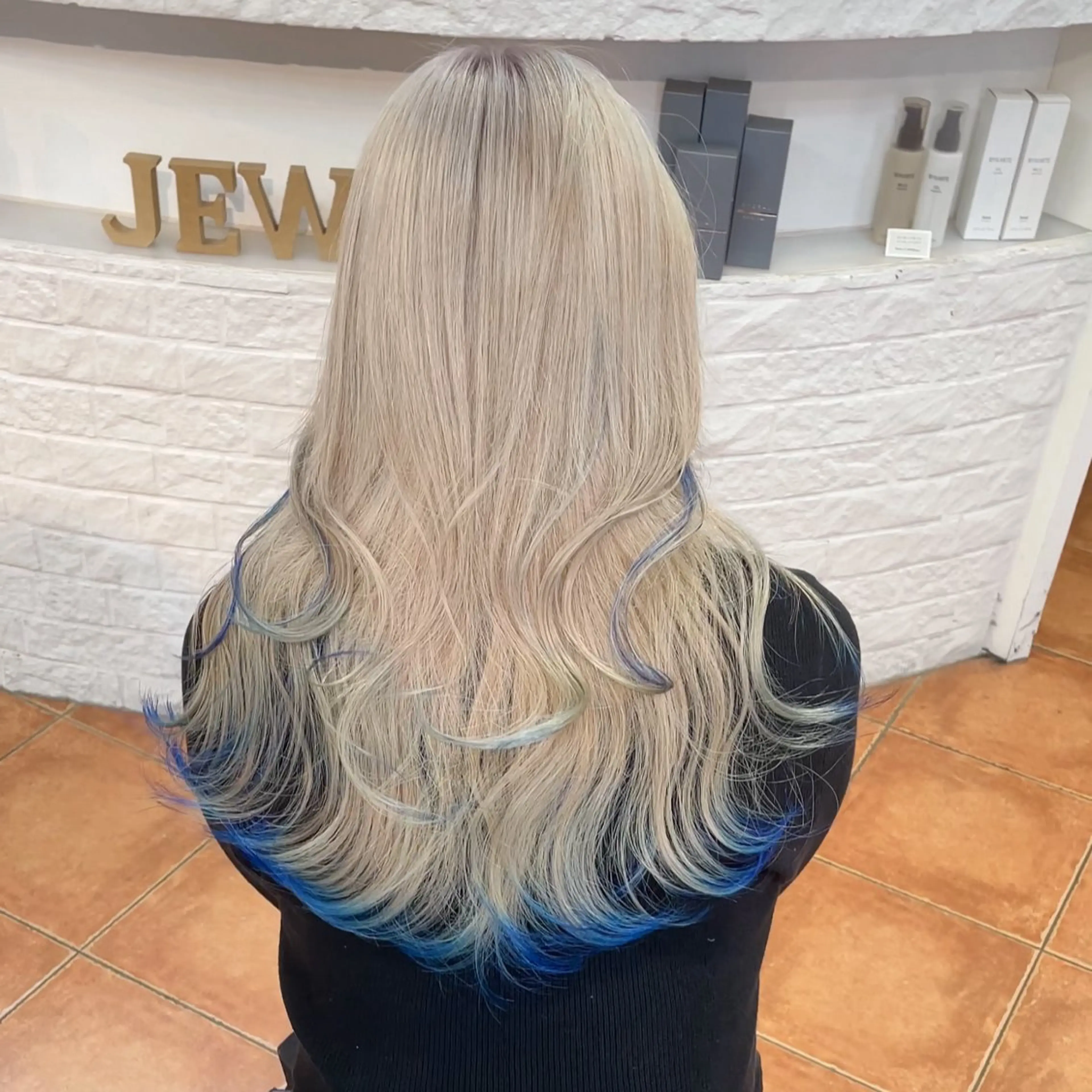 セミロング カラー ベージュカラー ブルーカラー デザインカラー ホワイトベージュ ブリーチなしピンク 赤井龍斗のヘアスタイル