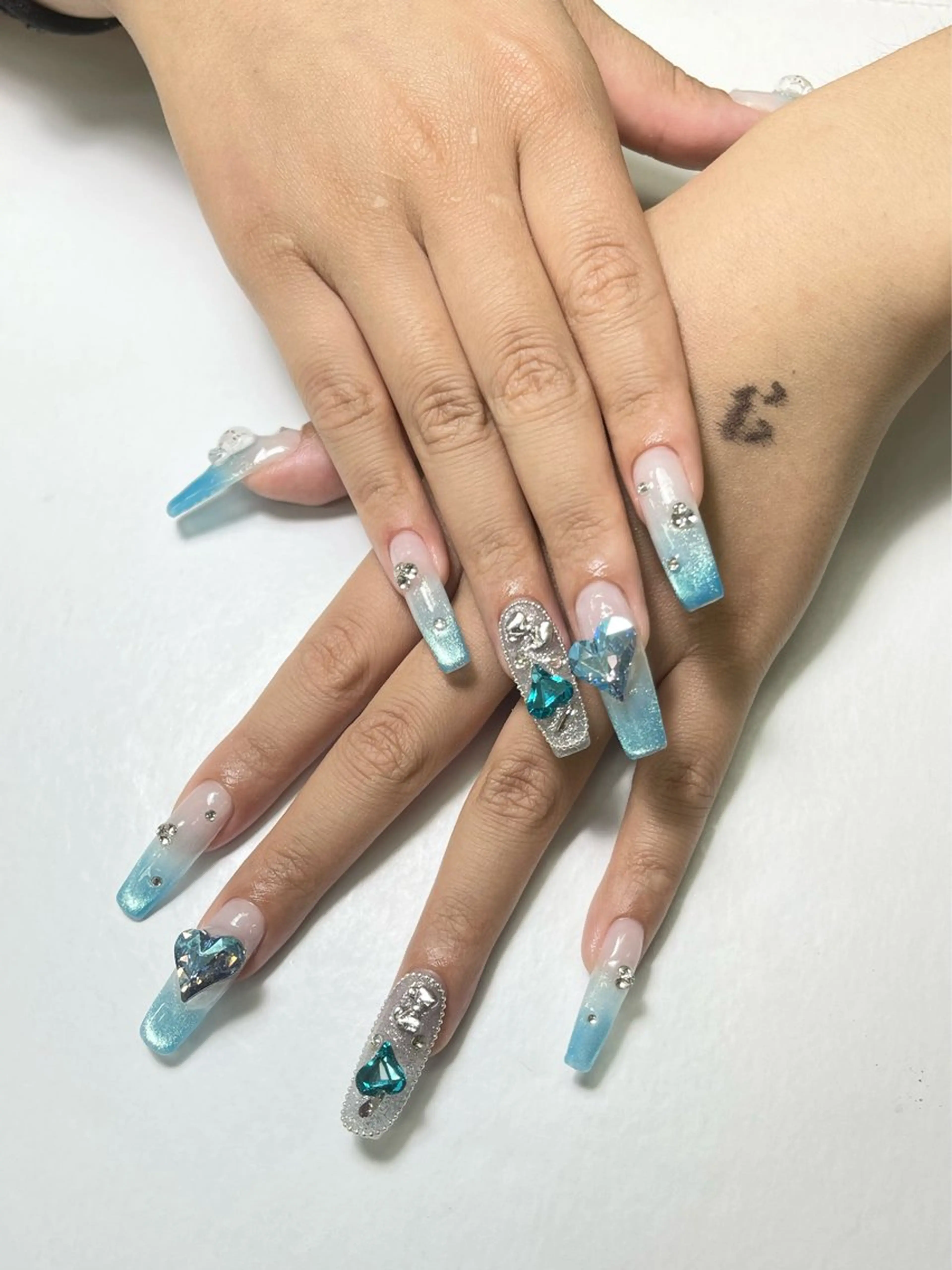 ネイル ハンドネイル ongles chicのネイルデザイン