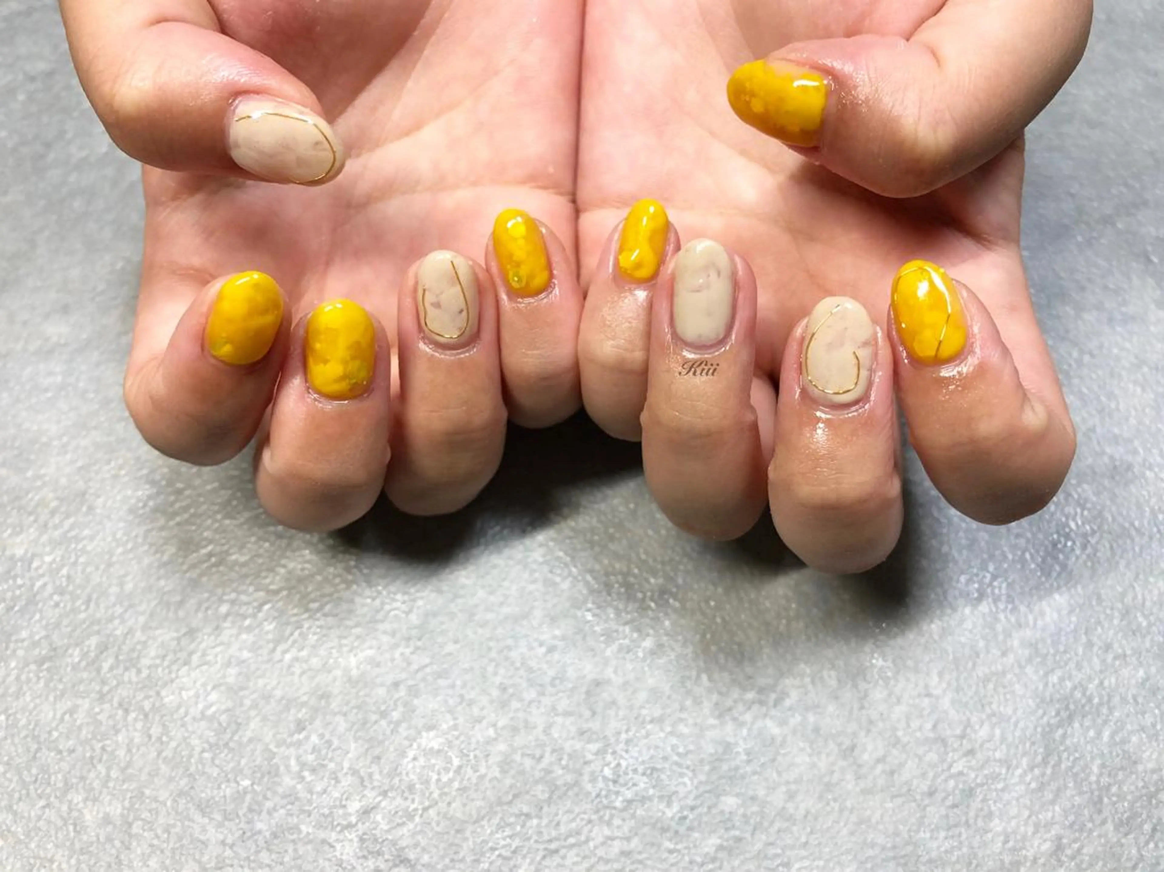ネイル 黄色 kiii.__ ✴︎*のネイルデザイン