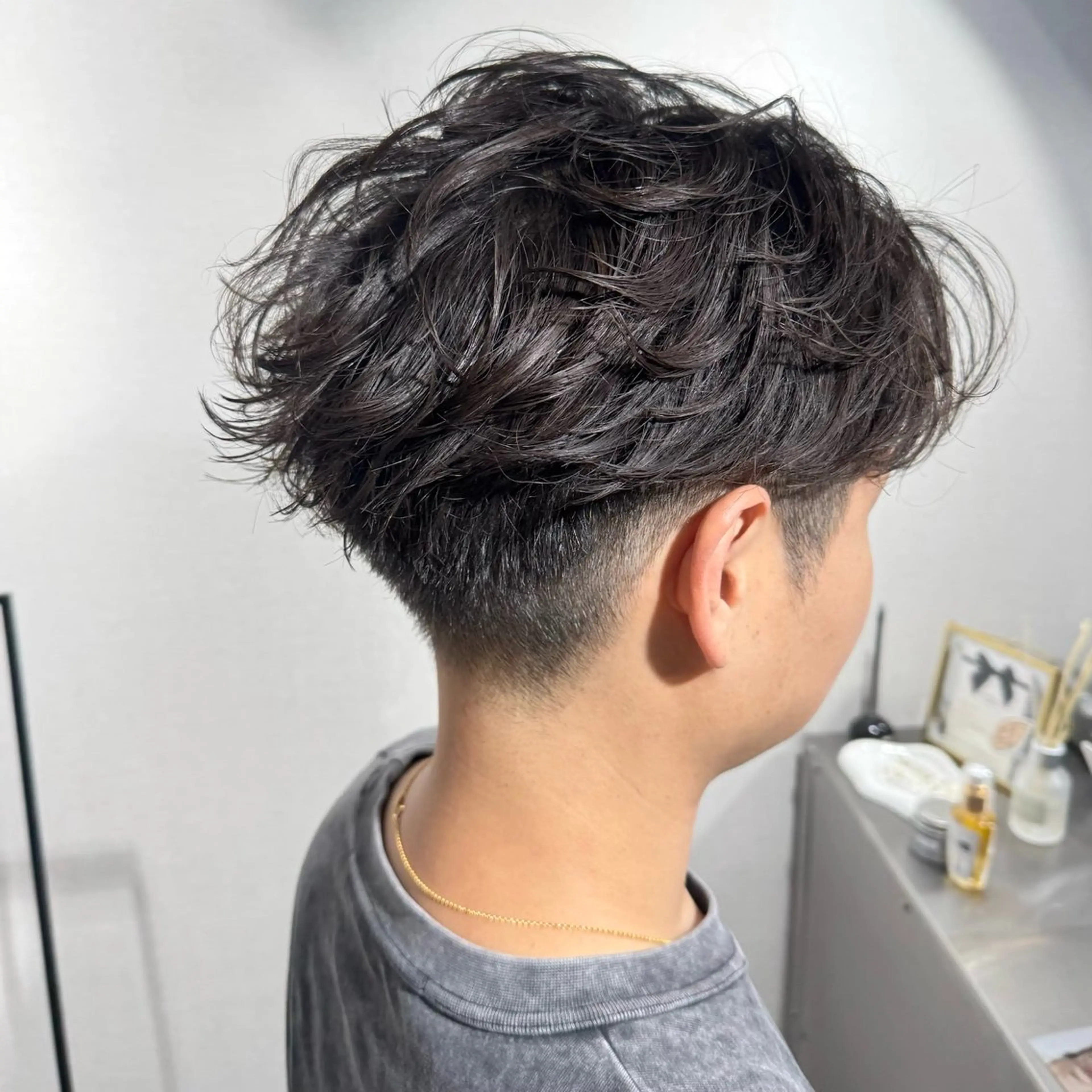 メンズ フェザーパーマ メンズパーマ カット ヘアセット 表参道フェザーパーマ ニュアンスパーマのヘアスタイル
