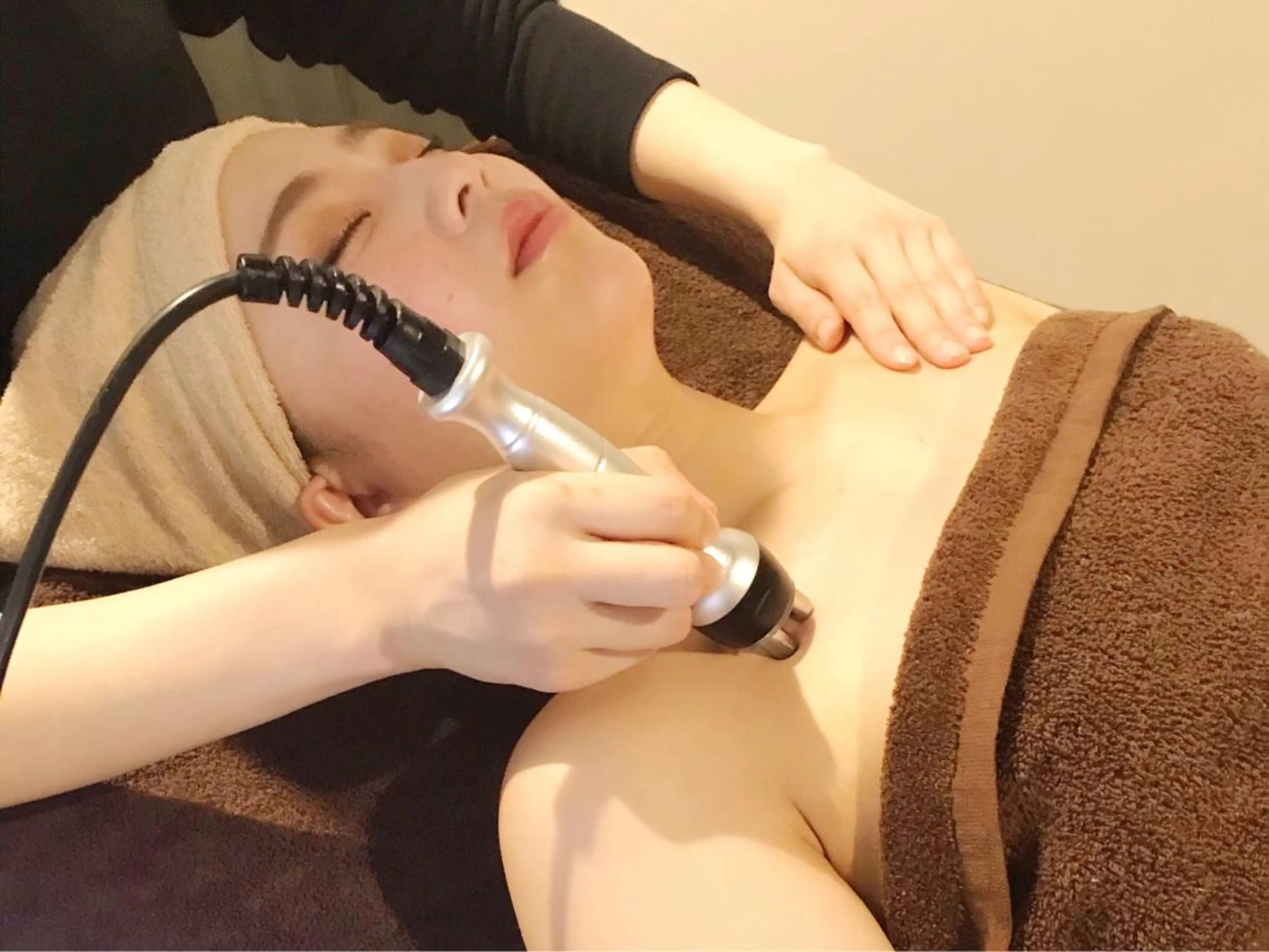 【フェイシャルベーシック】 デコルテ〜首〜顔の充実ケアの写真