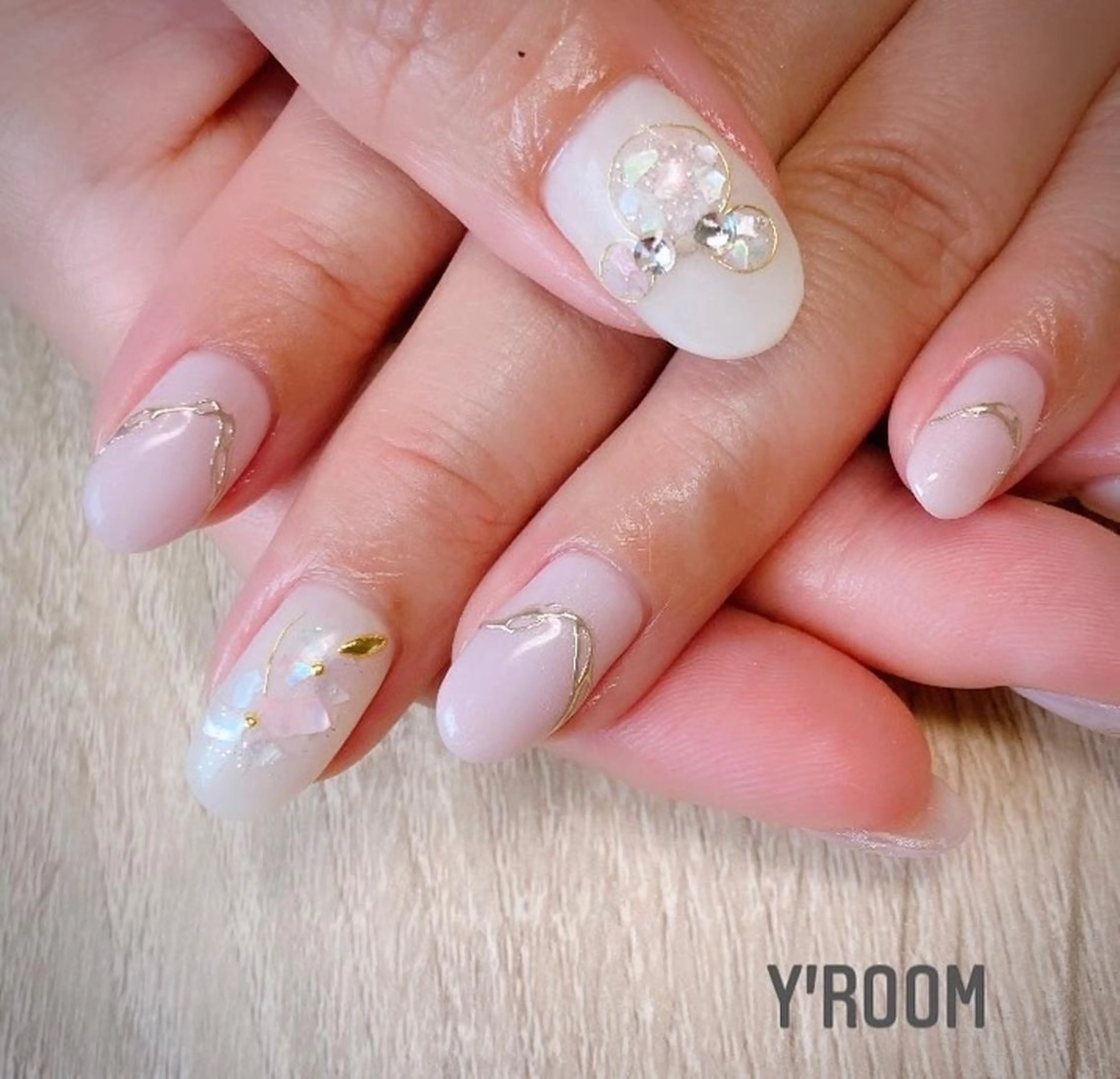 ネイル オーロラネイル フラッシュネイル ジェルネイル 氷ネイル・うるうるネイル 韓国ネイル YUKA （ネイリスト）のネイルデザイン
