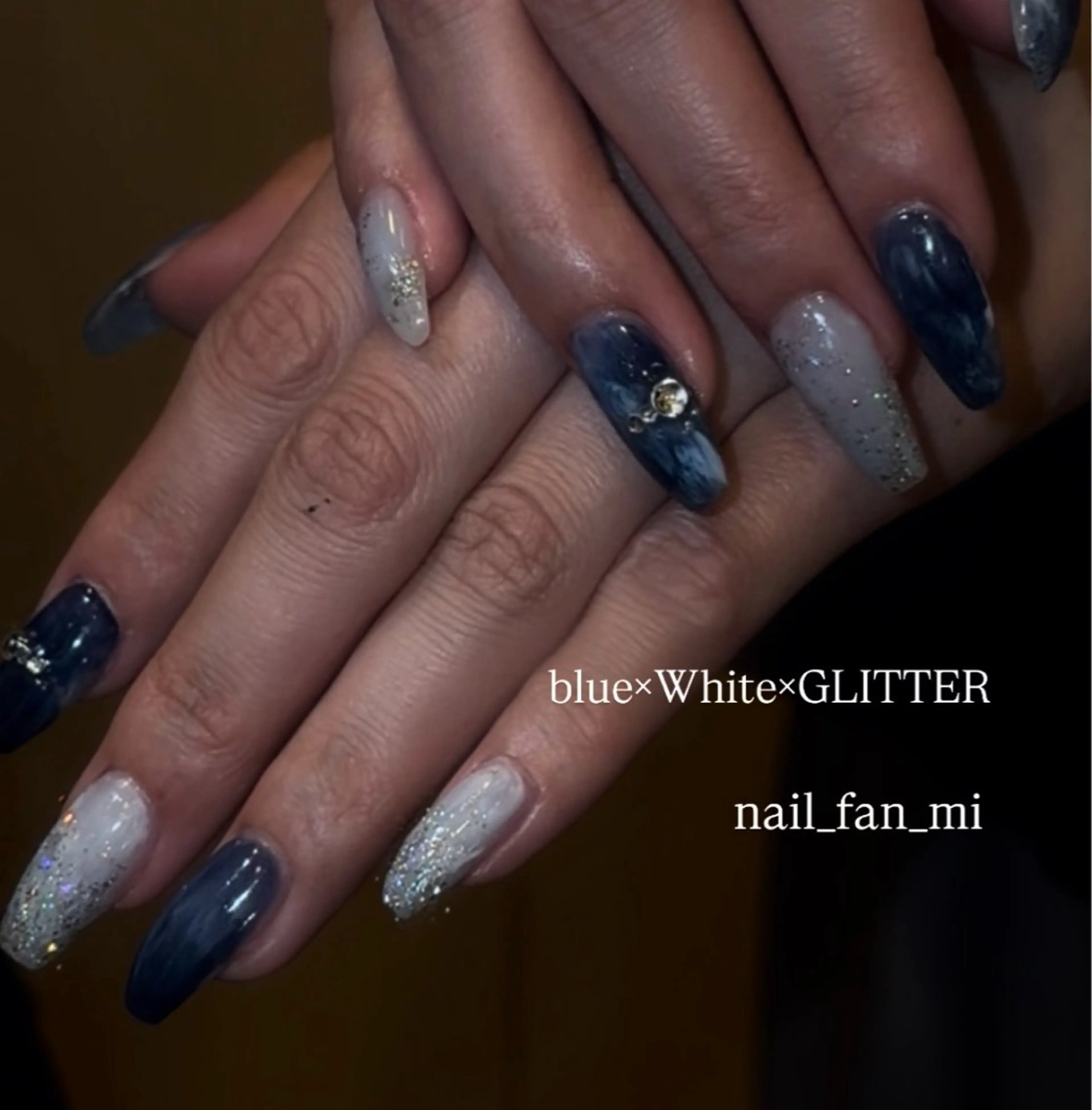 ネイル アートネイル ラメ(グリッター) ネイビー ニュアンスネイル シルバー ハンドネイル 斎藤 桃華のネイルデザイン