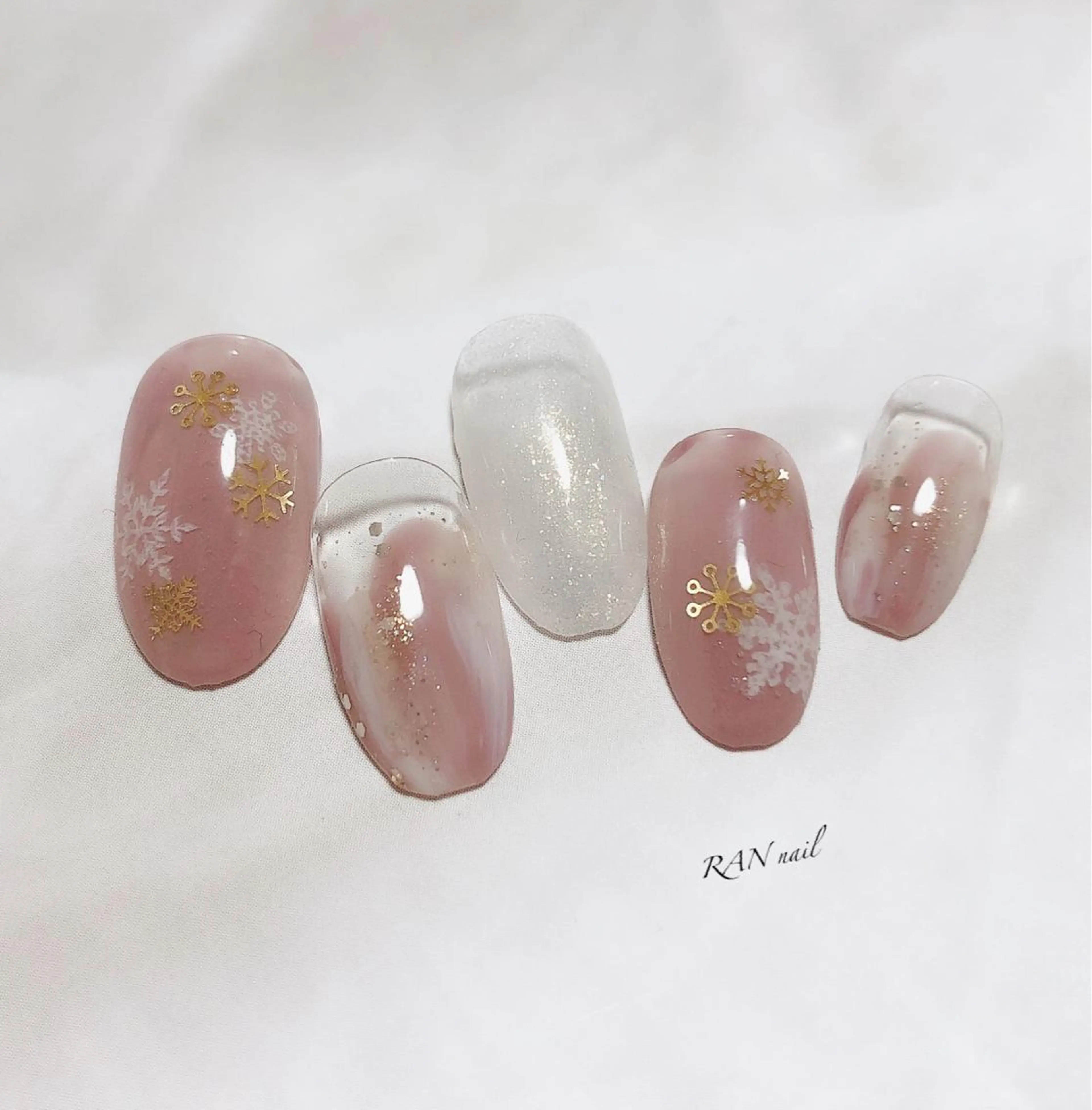 ネイル キラキラネイル オフィスネイル ホワイト 冬ネイル クリスマス RAN nail 〜ランネイル〜所属・RAN nailのネイルデザイン