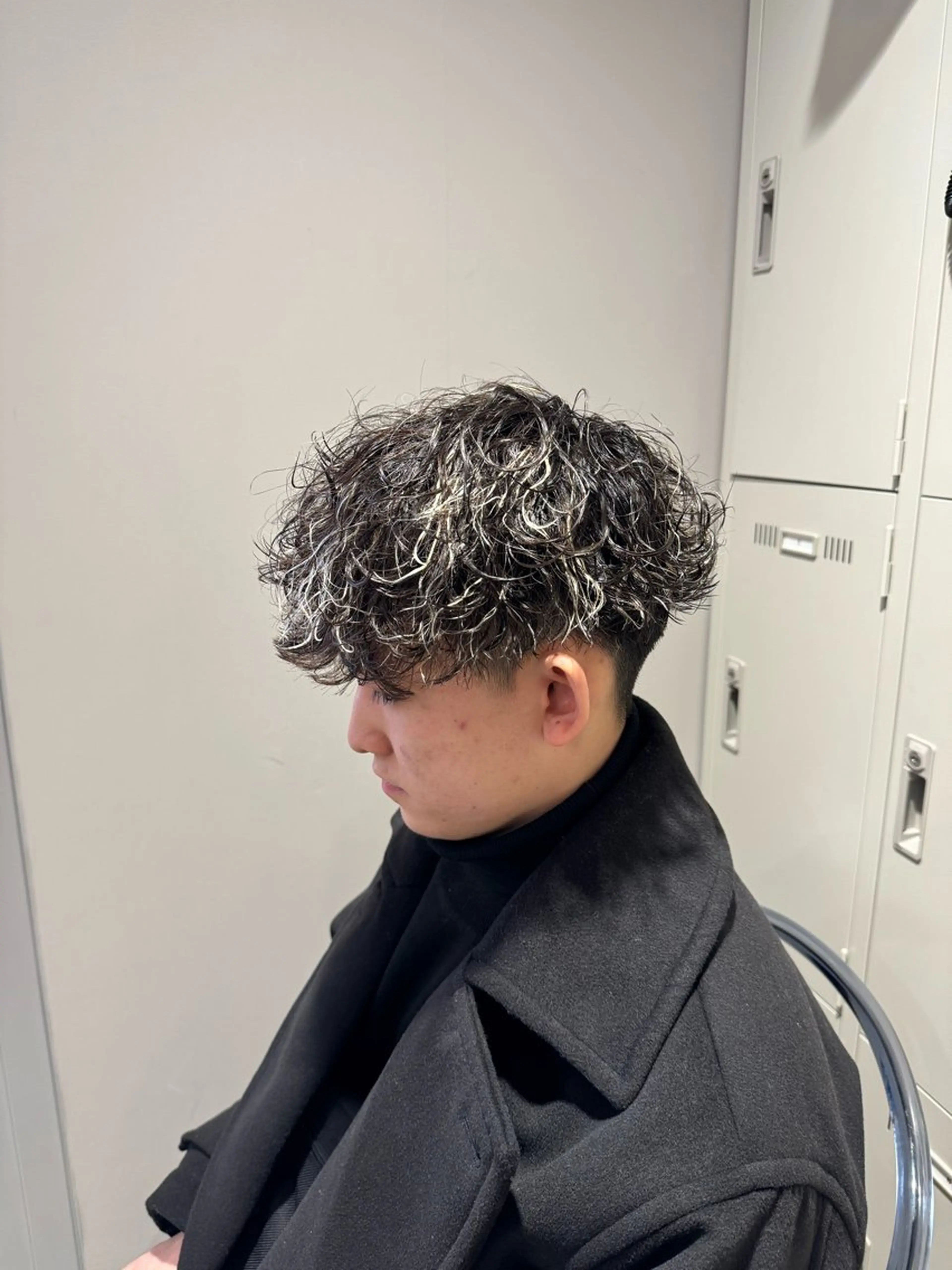 ミディアム カラー パーマ ヘアアレンジ メンズ ミディアムパーマ メンズハイライト メンズメッシュ メンズパーマ ハイライトカラー カット ヘアカラー パーマ ヘッドスパ ヘアセット 顔まわりカット の達人のヘアスタイル