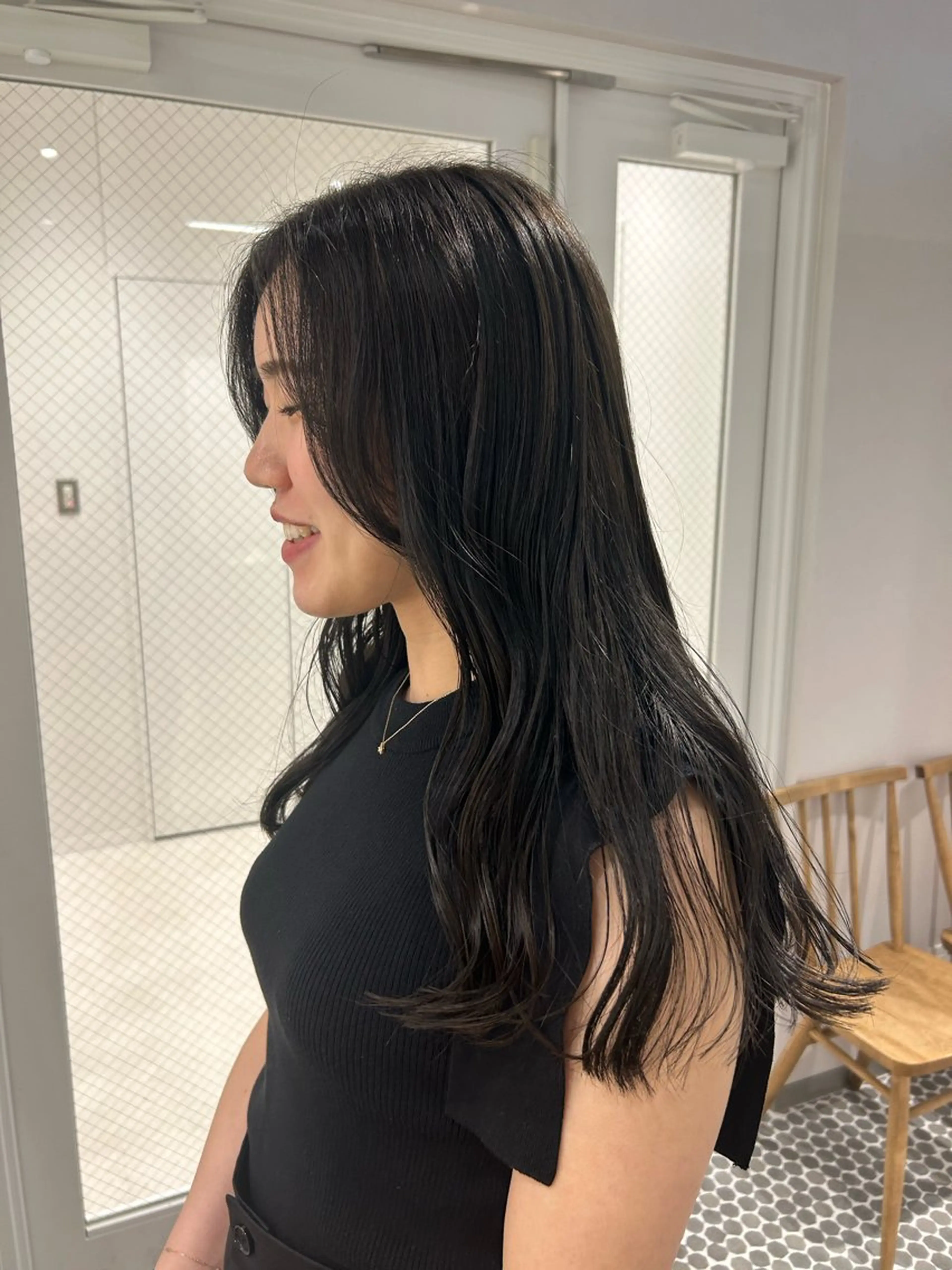 ロング カラー オリーブグレー くせ毛 SALOWIN栄 三丁目 木戸里実のヘアスタイル