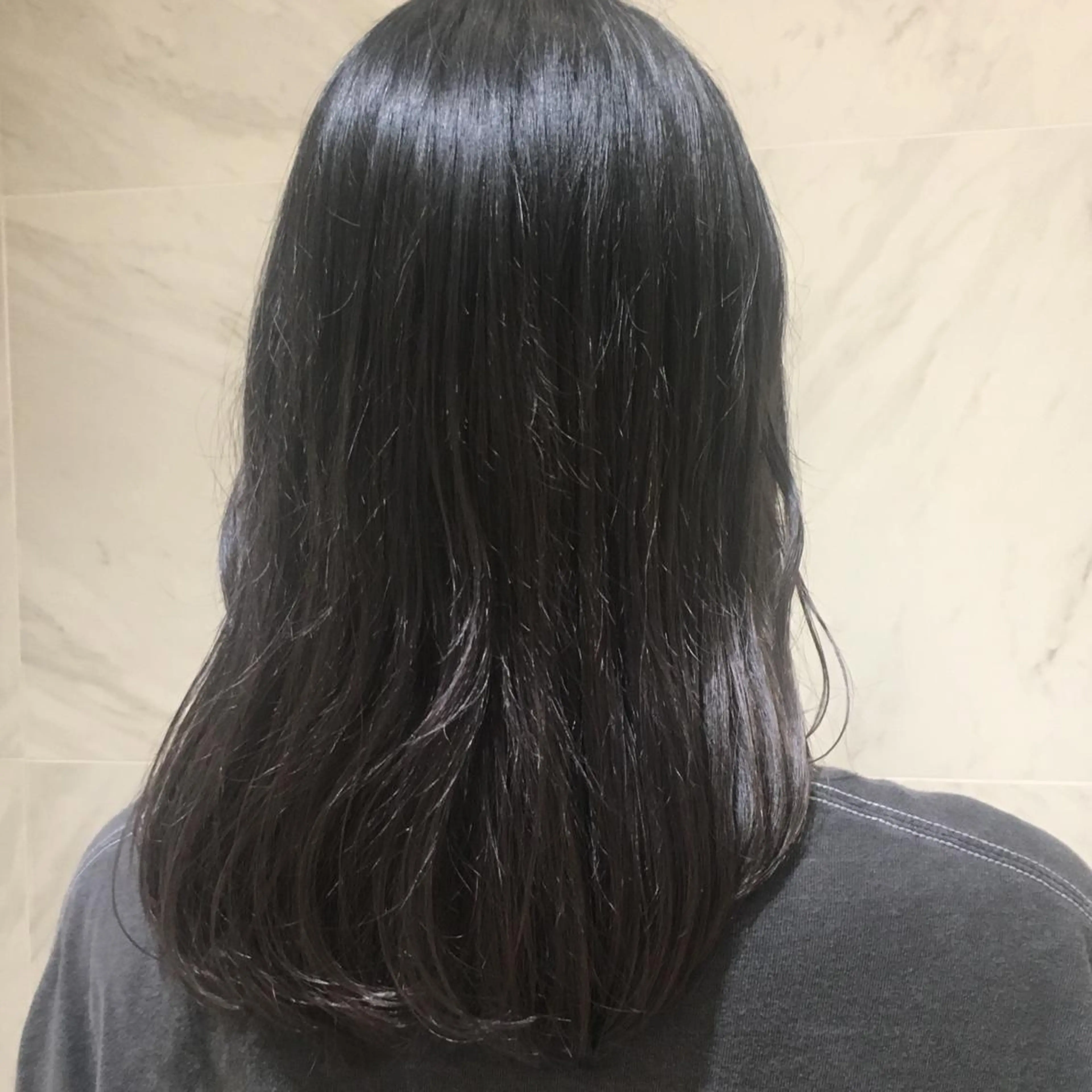 セミロング カラー ヘアカラー トリートメント 荒木 依莉亜のヘアスタイル