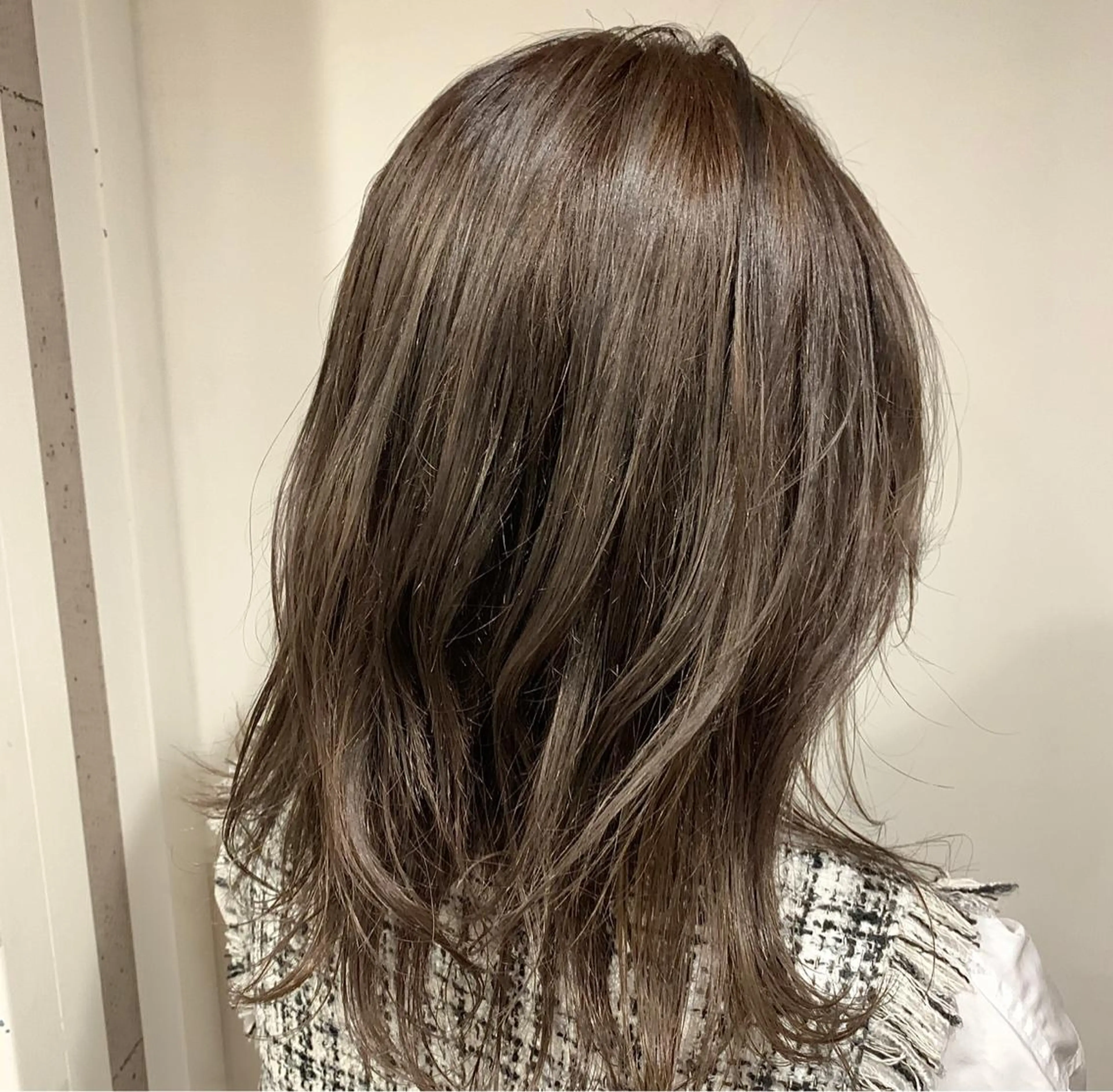 セミロング カラー クワハラ イオリのヘアスタイル