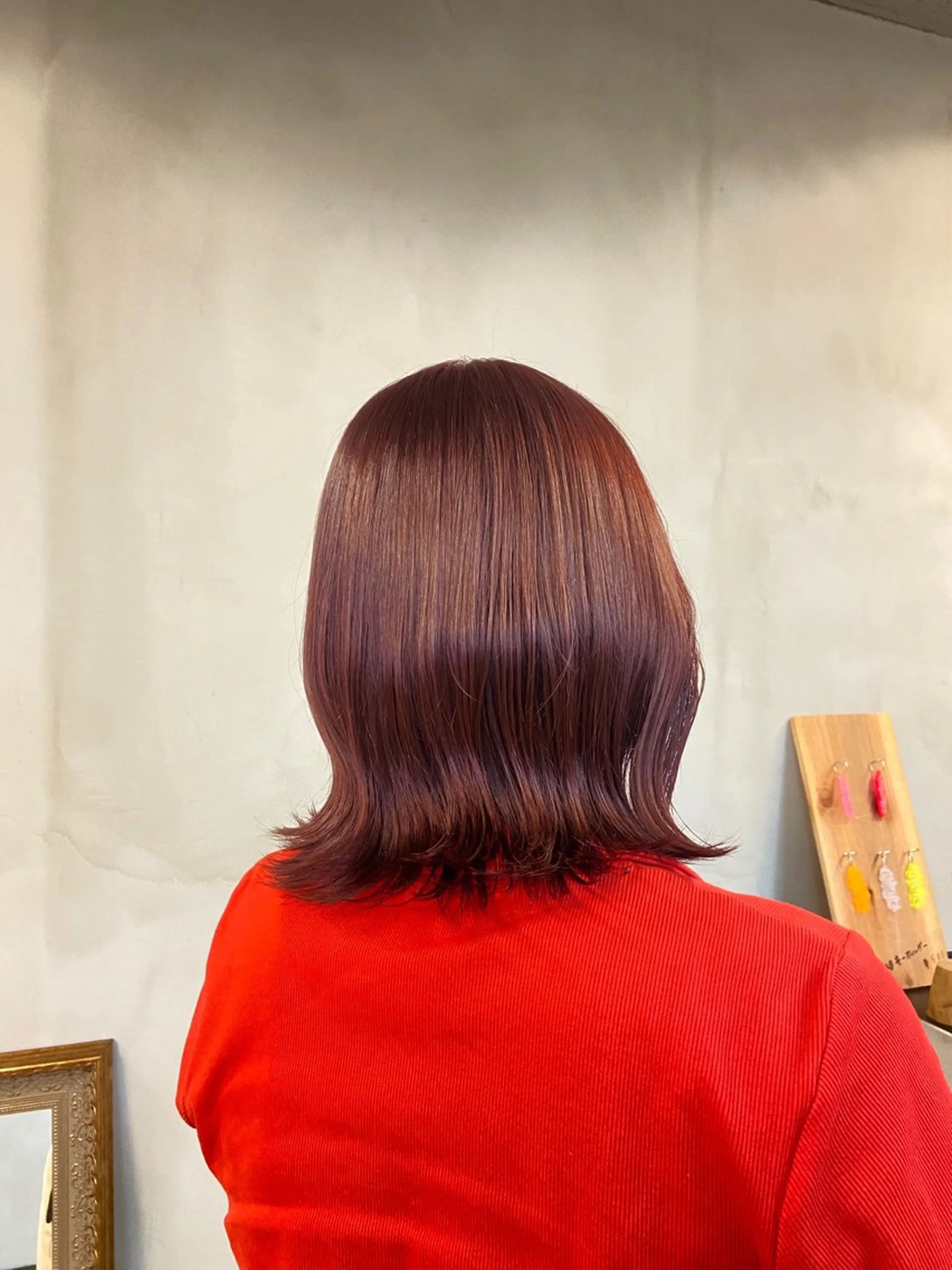 ミディアム カラー ブリーチ ブラウンカラー ラベンダーカラー レッドカラー レッドブラウン ヘアカラー トリートメント mana／ブリーチ なし／ベージュ／暖色のヘアスタイル