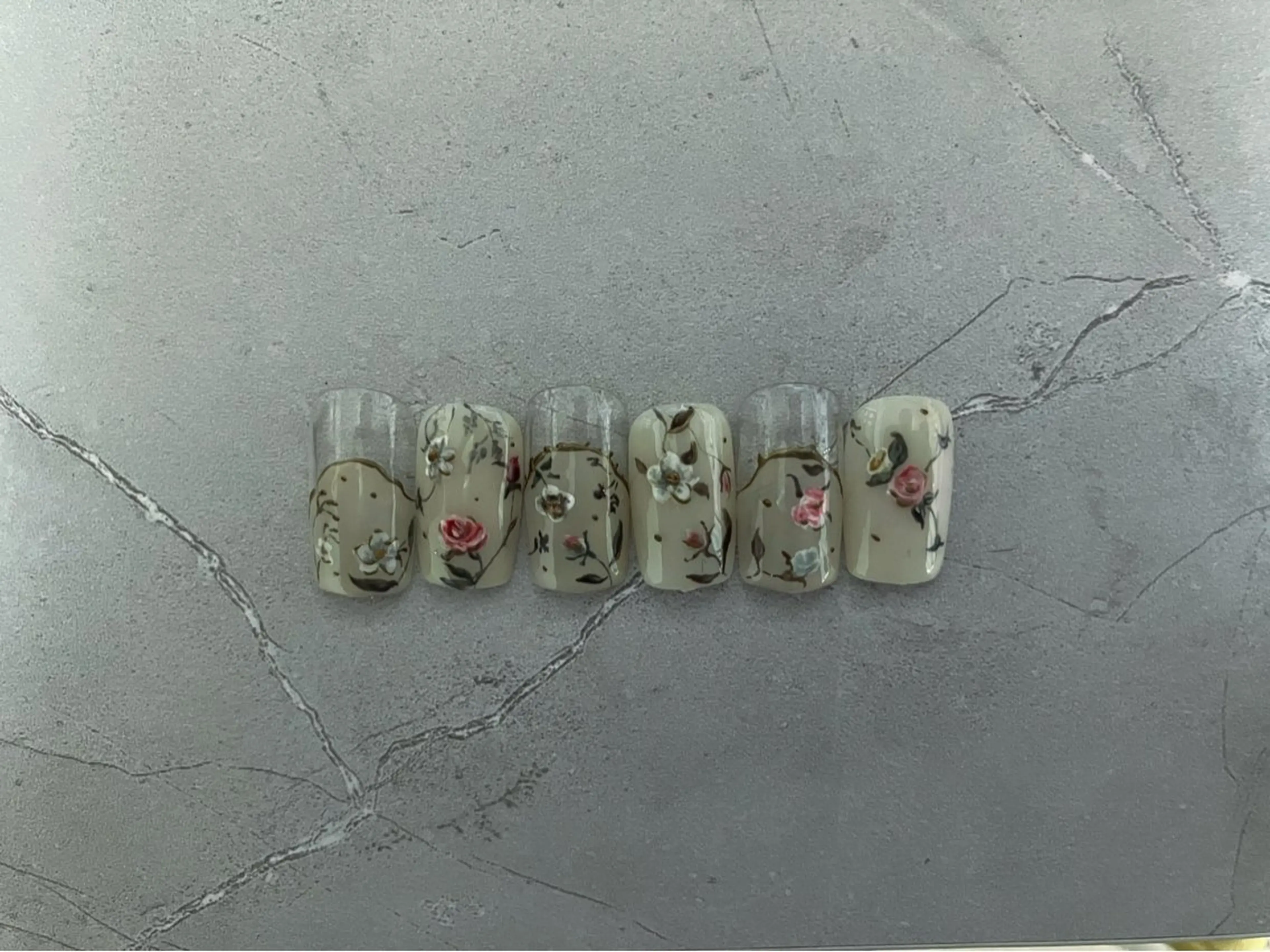 アンティークフラワーネイル（片手のみ/もう片手はワンカラー）※オフ無しの写真