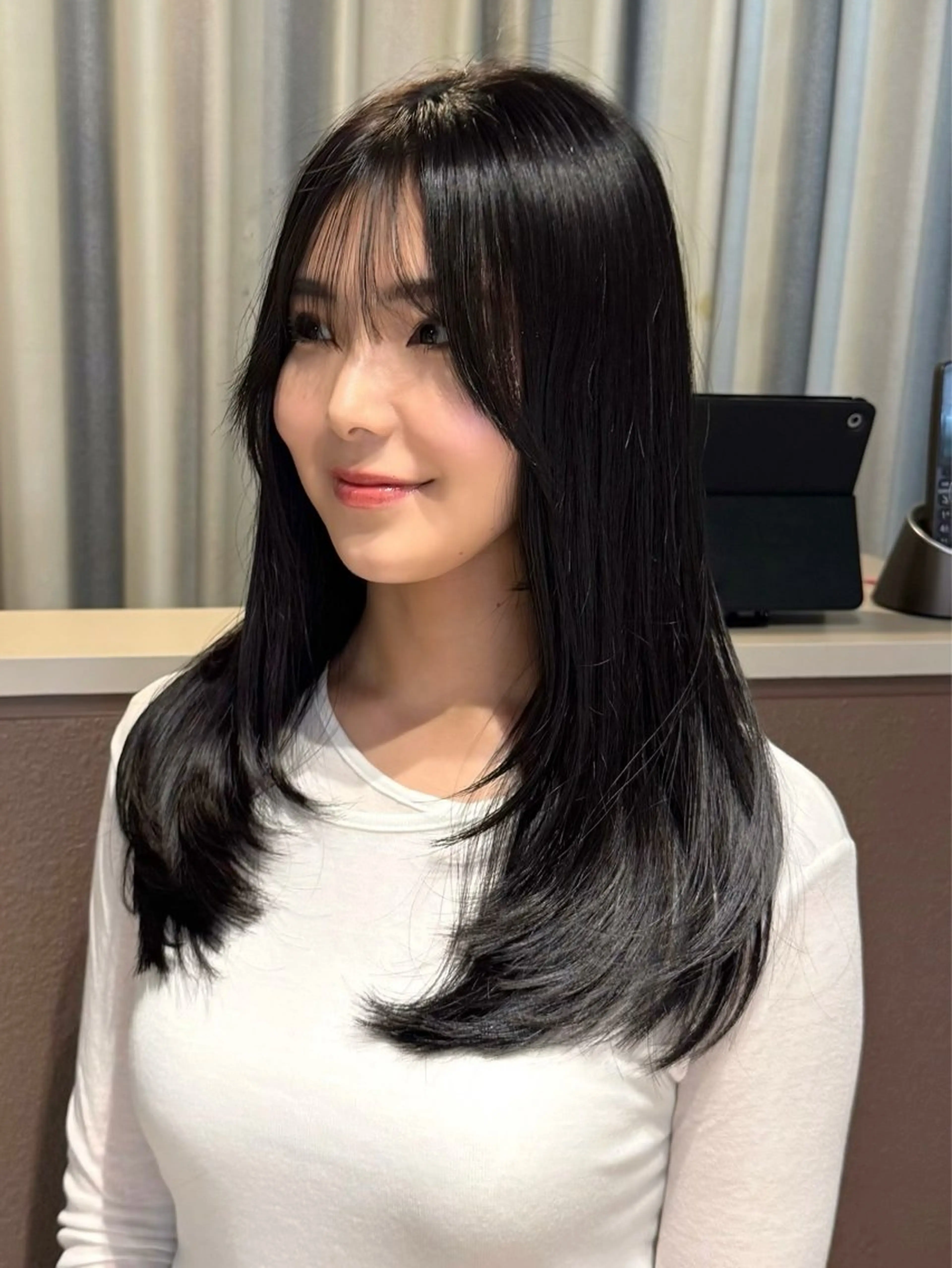 セミロング esse大阪茶屋町店所属・レイヤーカット 新井田陽寿のヘアスタイル