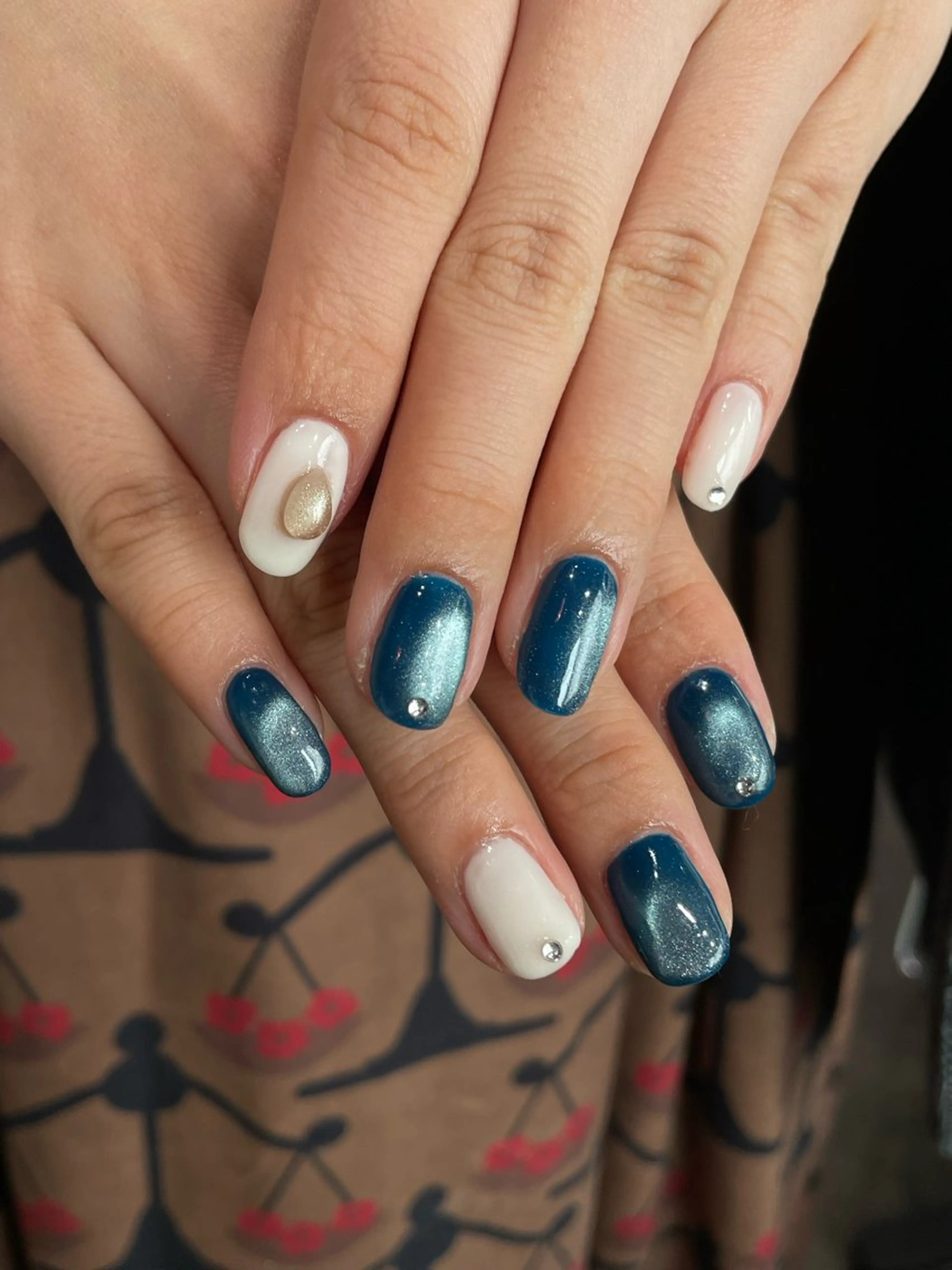 ネイル マグネットネイル ネイビー ハンドネイル ナチュラル透明感🌱 小山美樹子のヘアスタイル