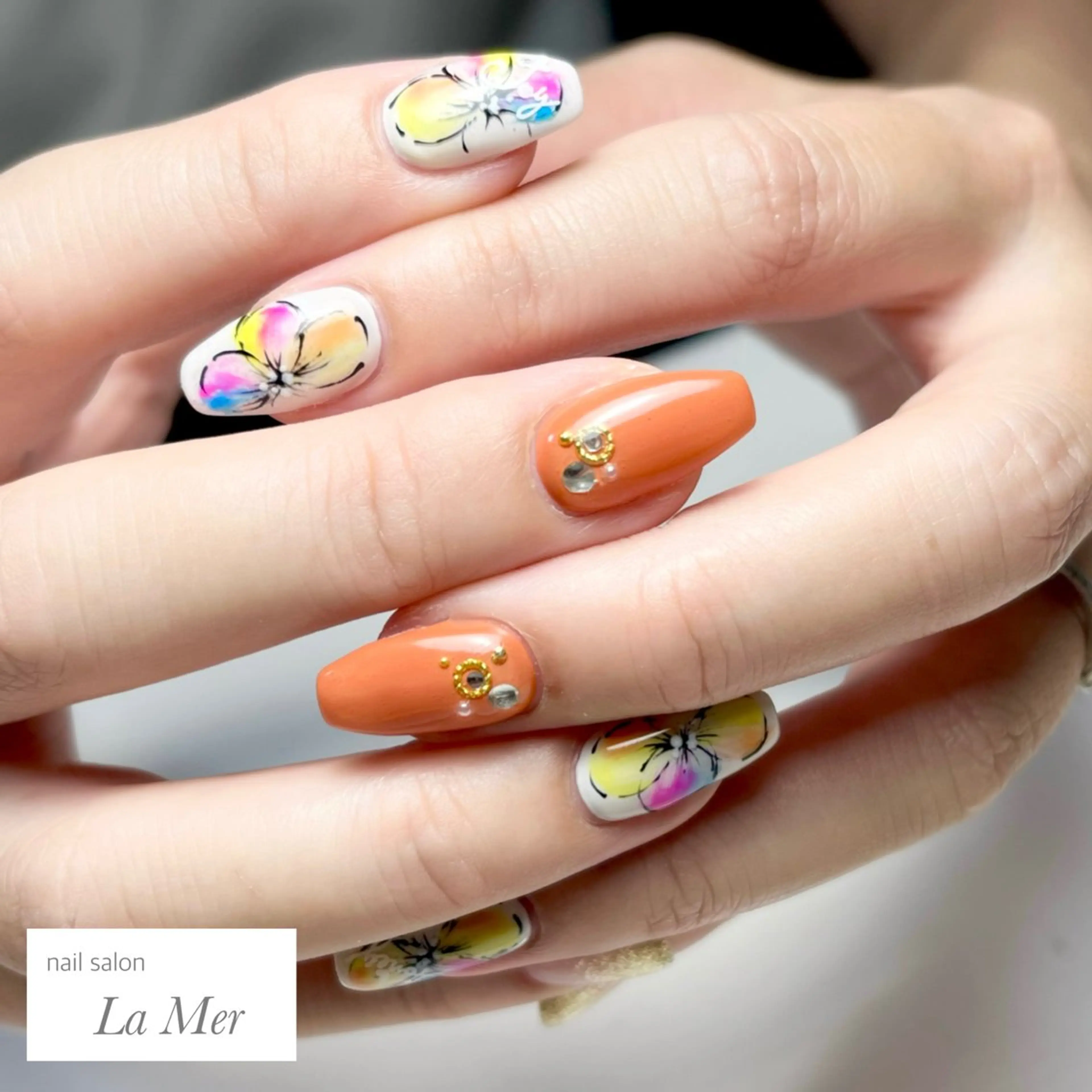 ネイル アートネイル フラワーネイル ゴールド オレンジ スクエアネイル ハンドネイル nailsalon La Merのネイルデザイン