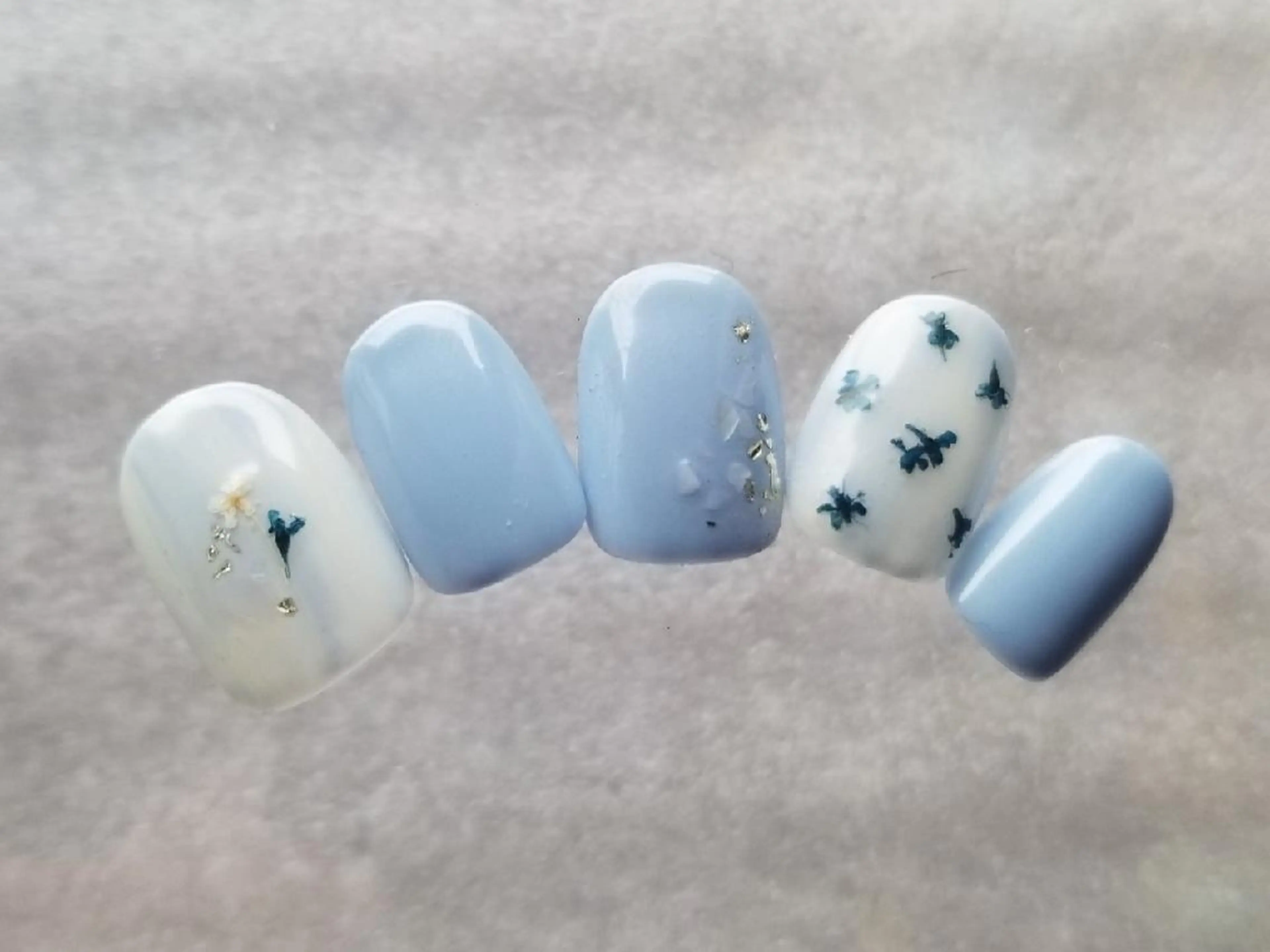 ショート ネイル ブルー フラワーネイル シンプルネイル 吉祥寺🌟 ネイルフロンティアのネイルデザイン