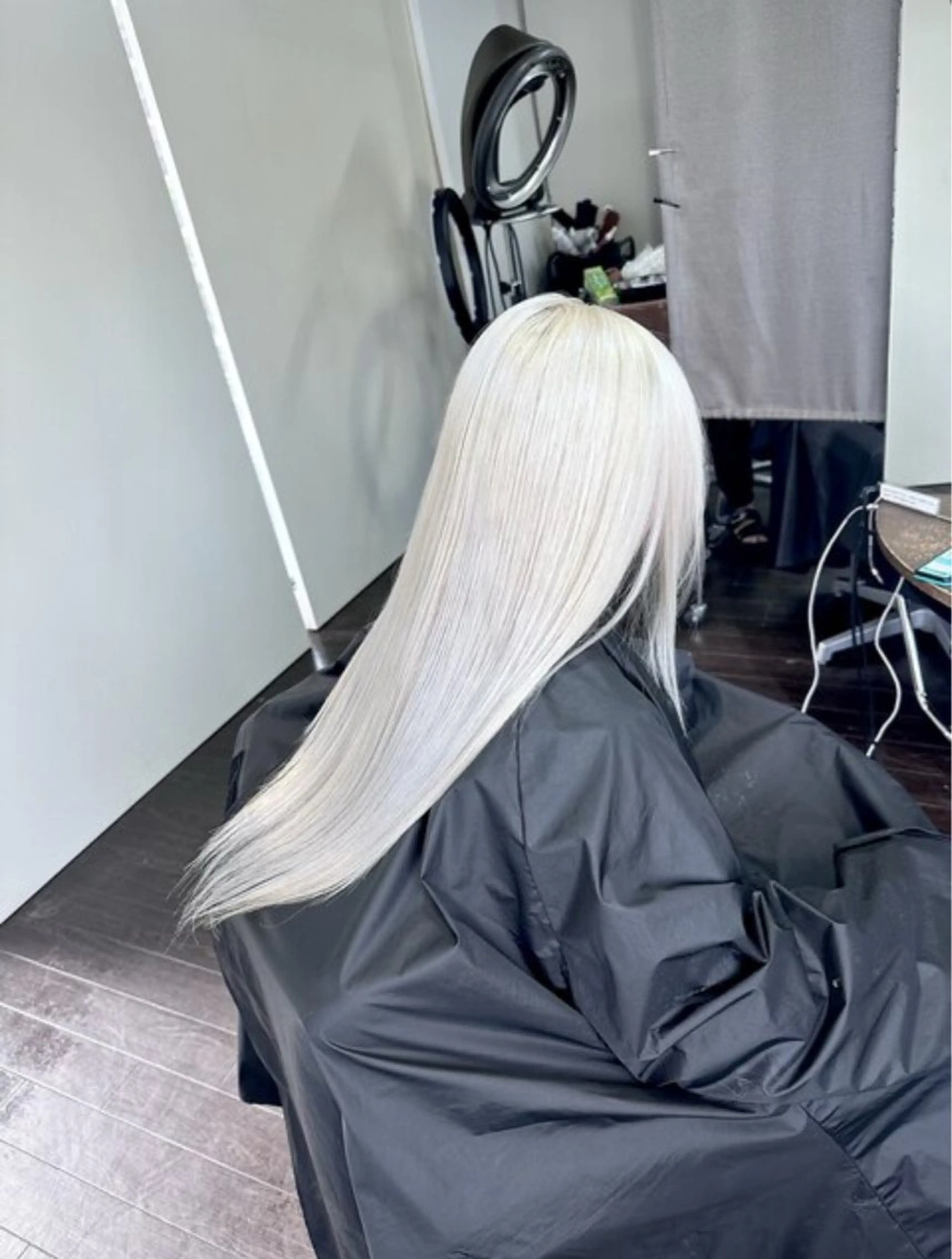 セミロング カラー アッシュ アッシュグレー ベージュカラー ブリーチ ブロンド ヘアカラー トリートメント 【美髪ハイトーン】 髪質改善/大和🎀のヘアスタイル
