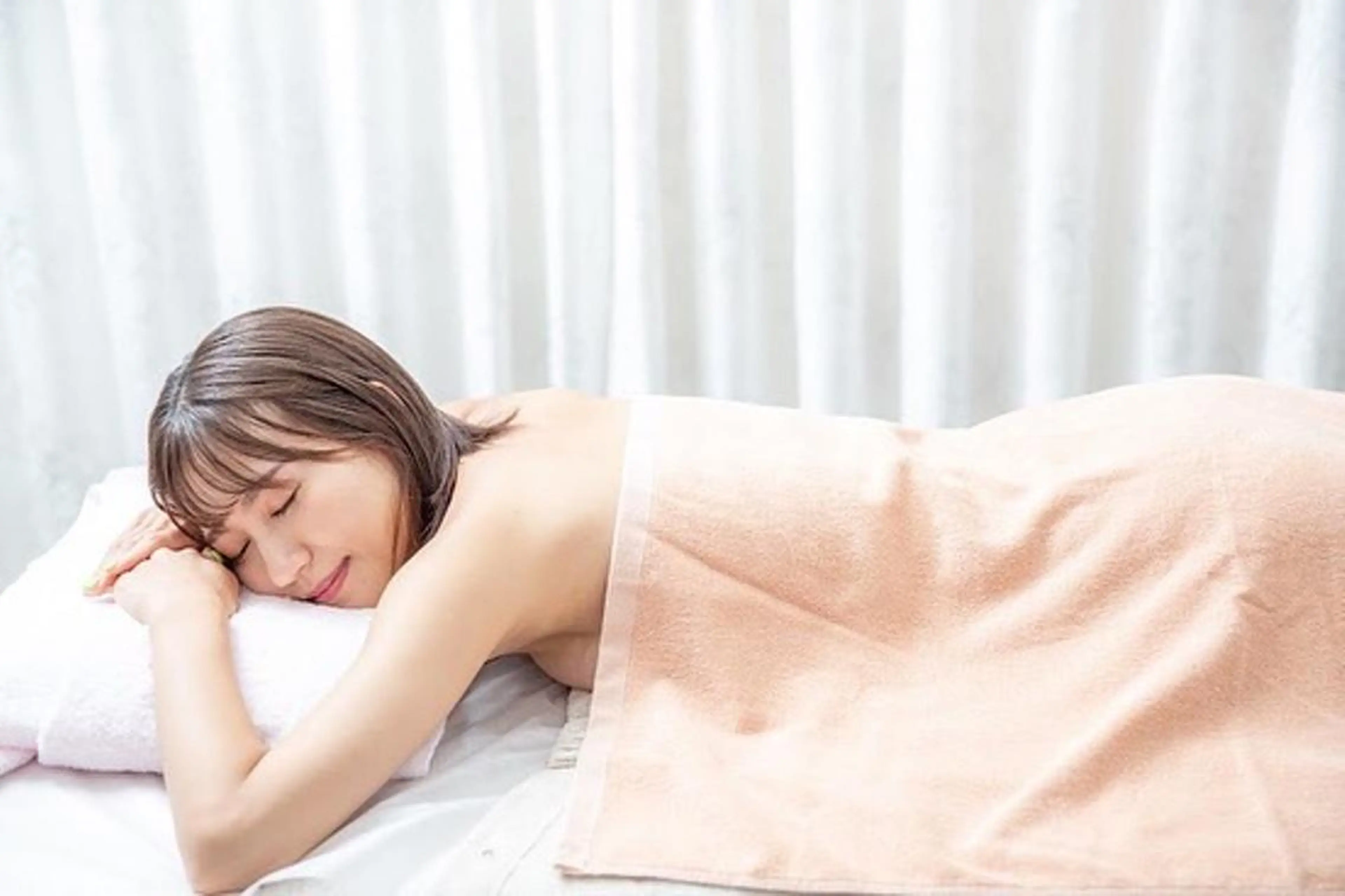 ショート カラー パーマ ヘアアレンジ メンズ キッズ ネイル マツエク・マツパ アイブロウ 学生（メンズ向け） 眉毛ワックス脱毛 学生 小顔カット Chloe-クロエ- 脱毛/フェイシャルのエステ・リラクイメージ