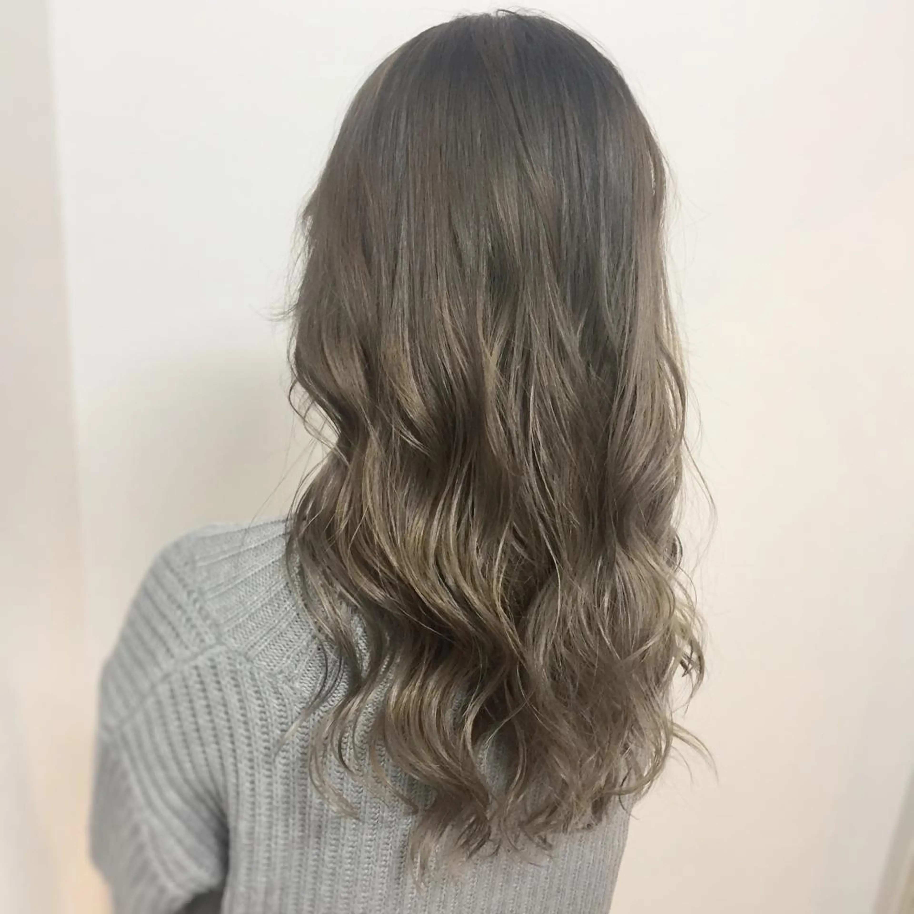 ロング カラー ブリーチ グレージュ イルミナカラー ミルクティーグレージュ 髙田 健治 (ケンジ)のその他イメージ