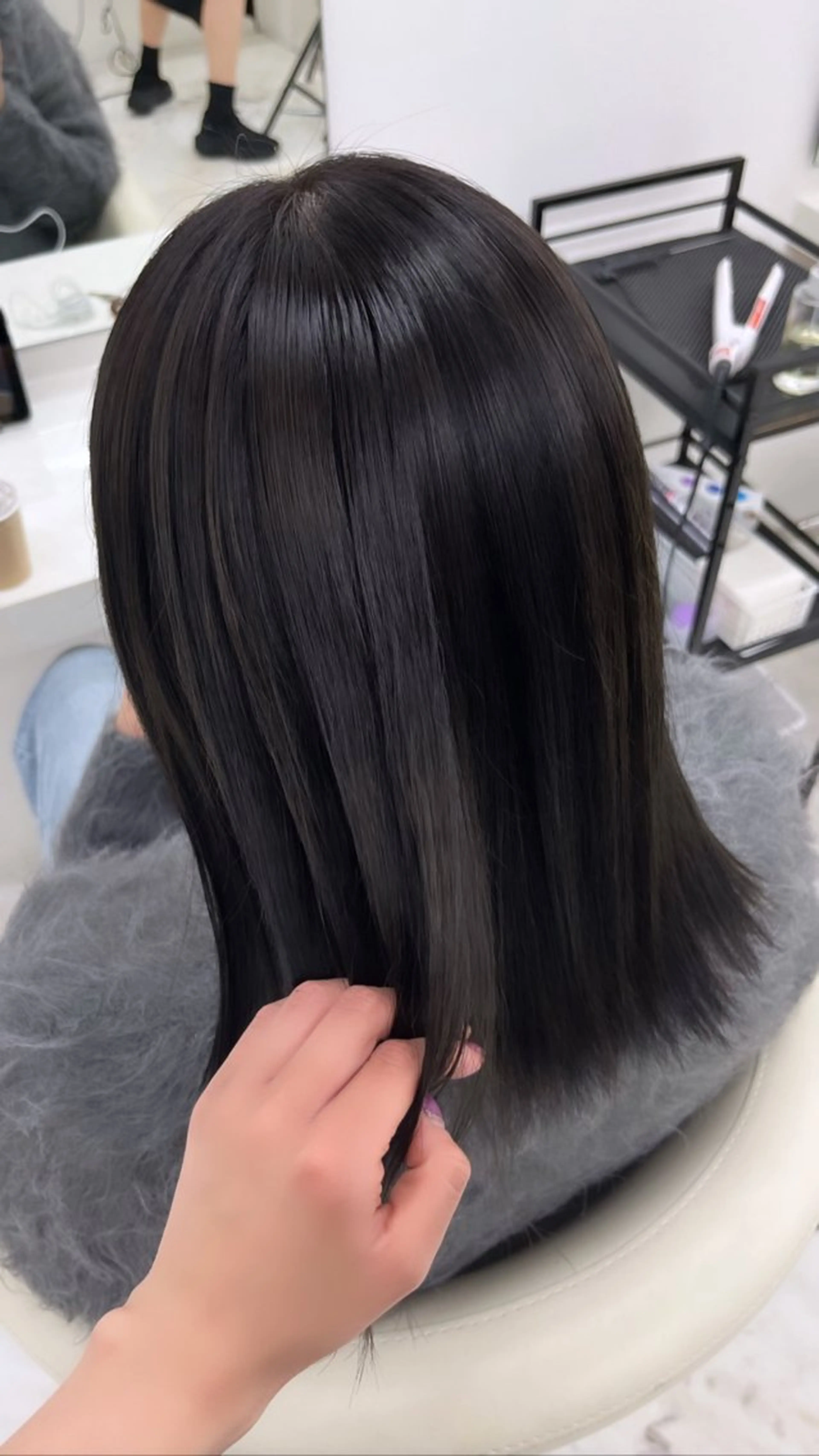 セミロング カラー アッシュ ブリーチ momo /ニュアンスレイヤーのヘアスタイル