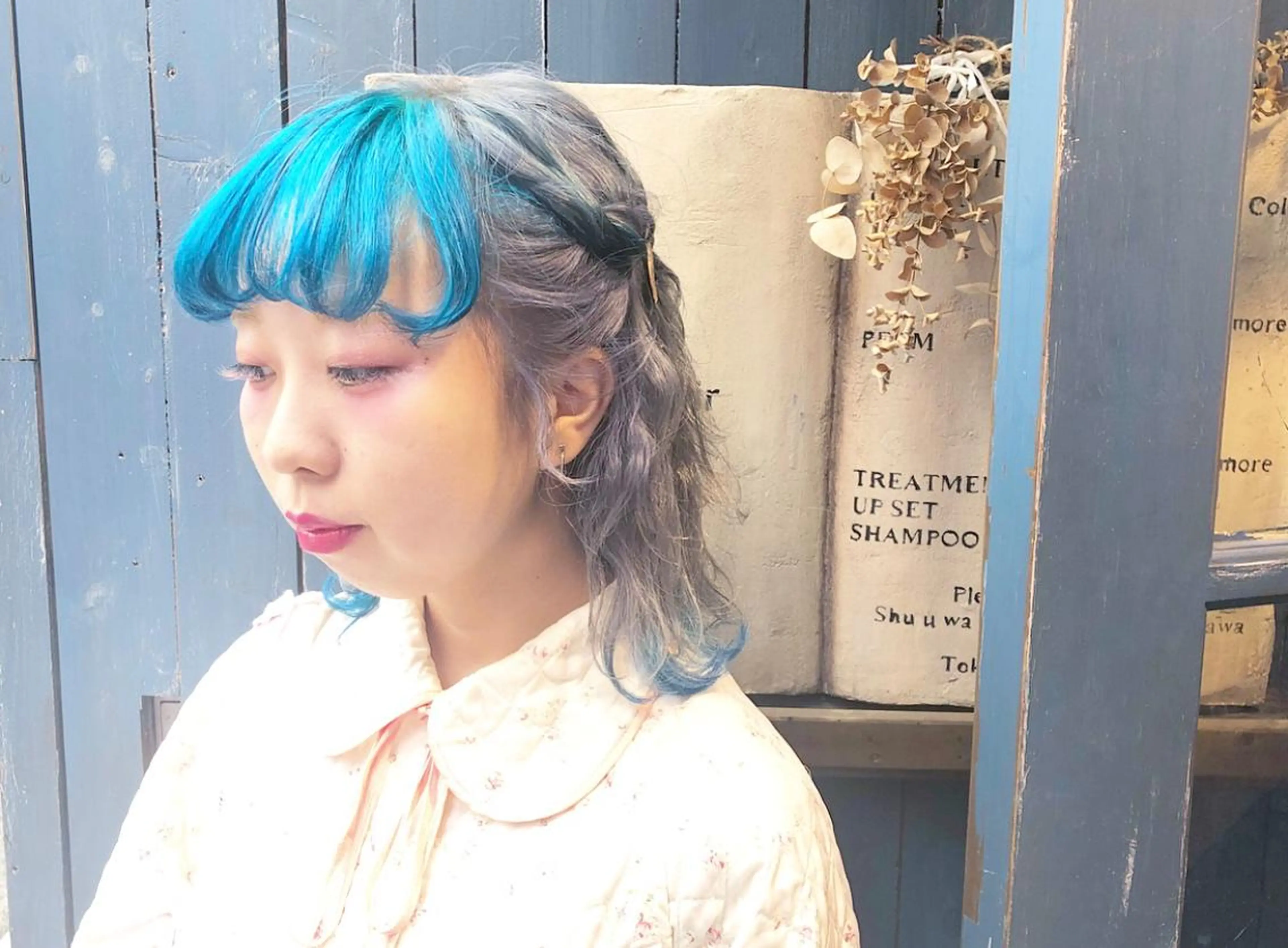 ミディアム カラー ブリーチ、パーマ 西部笑のヘアスタイル