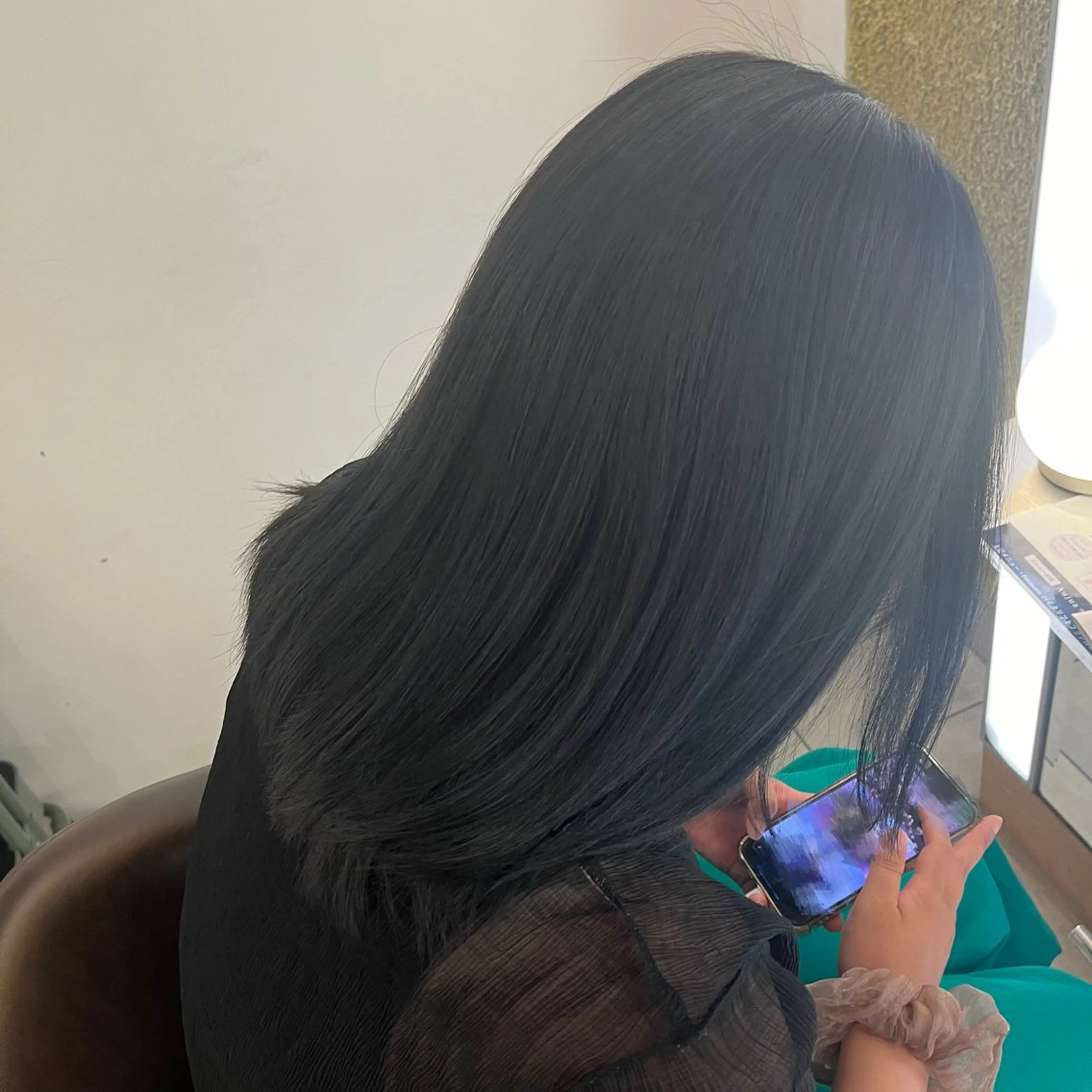 ミディアム カラー 黒髪 ブルーカラー ブルーブラック 顔周りカット/ 透明感カラー/ユナのヘアスタイル