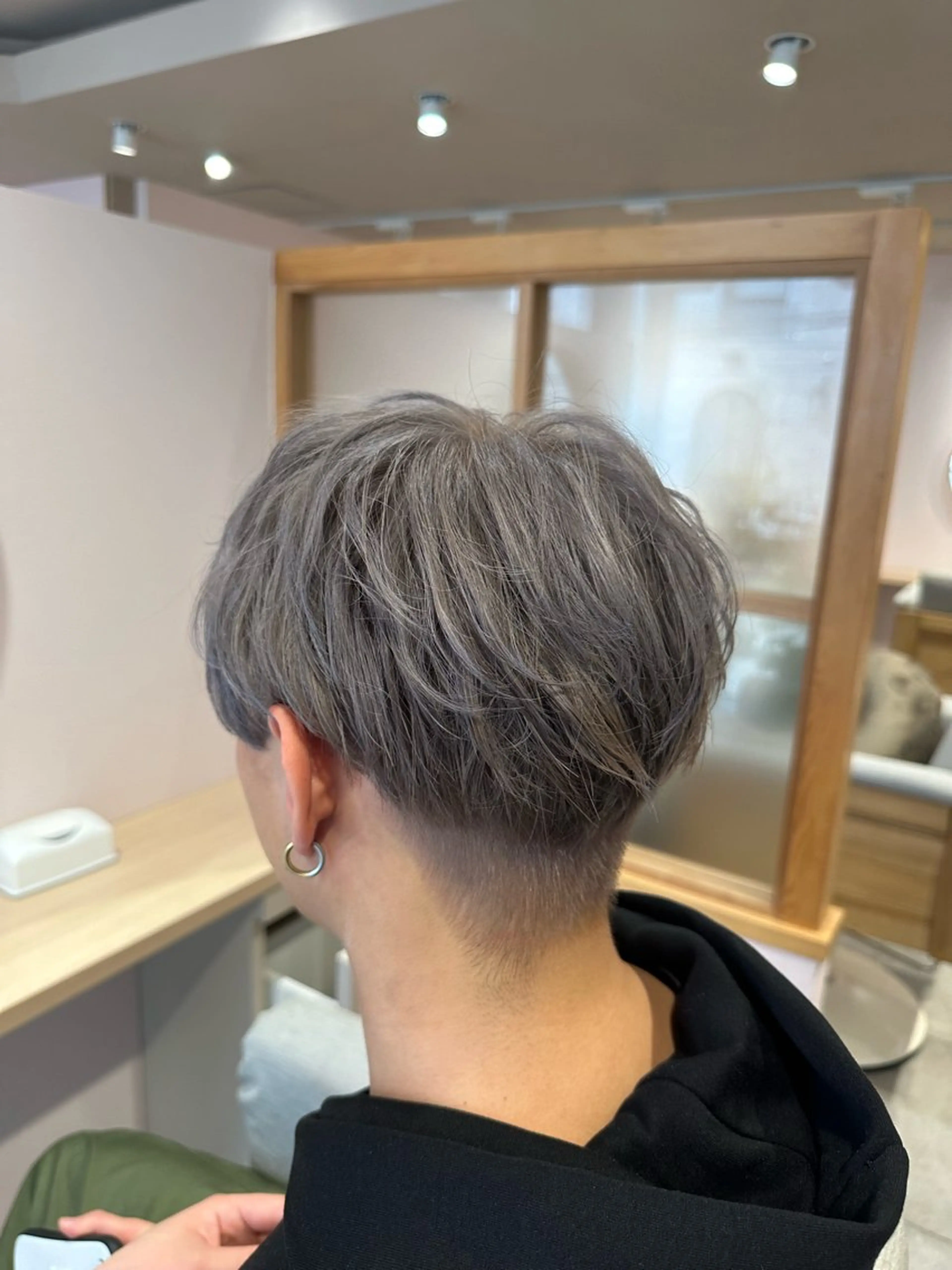 カラー グレージュ 芝智也／ ブリーチカラーのヘアスタイル