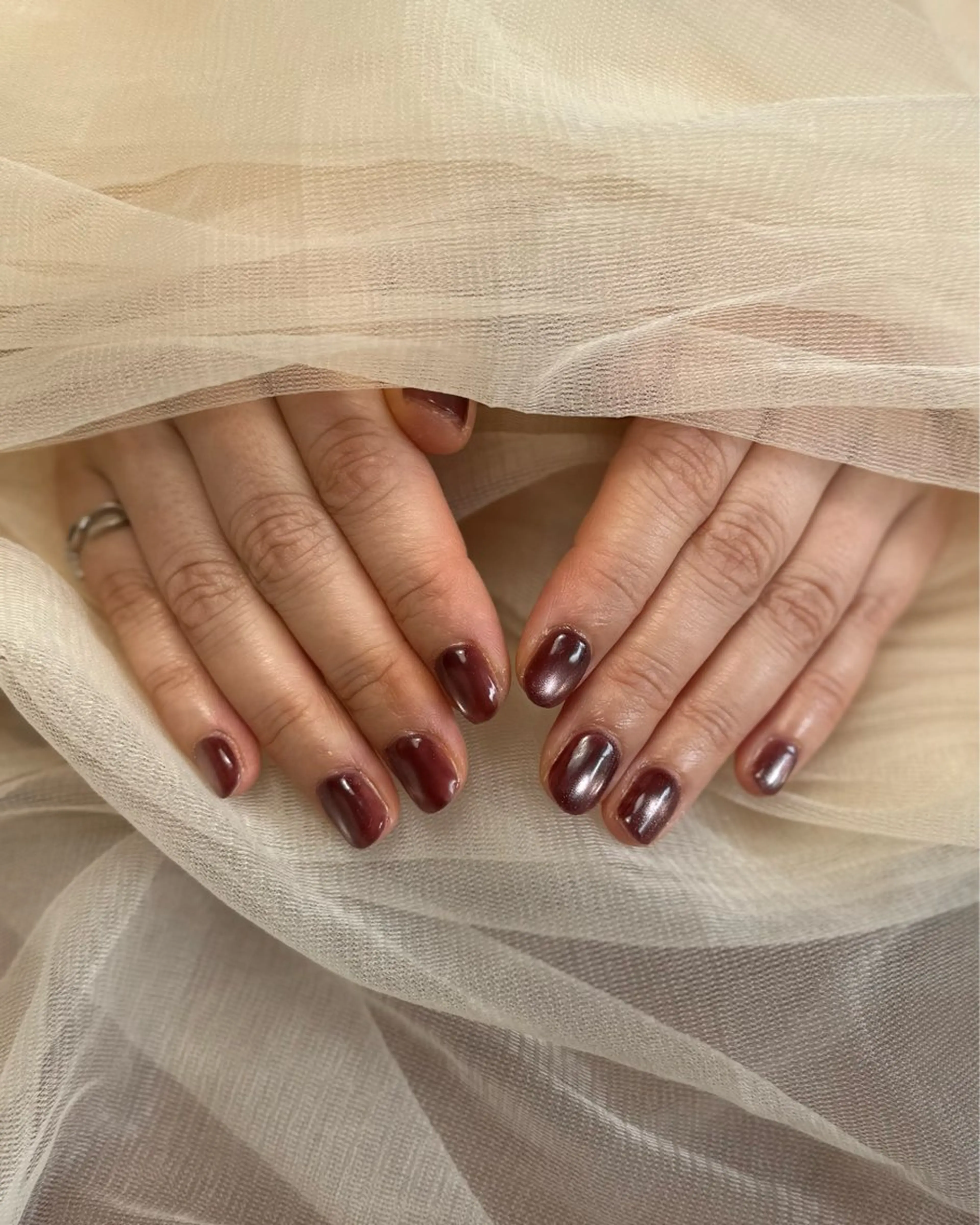 ネイル マグネットネイル マグネットワンカラー ワンカラーネイル 赤色 ハンドネイル via nailのネイルデザイン