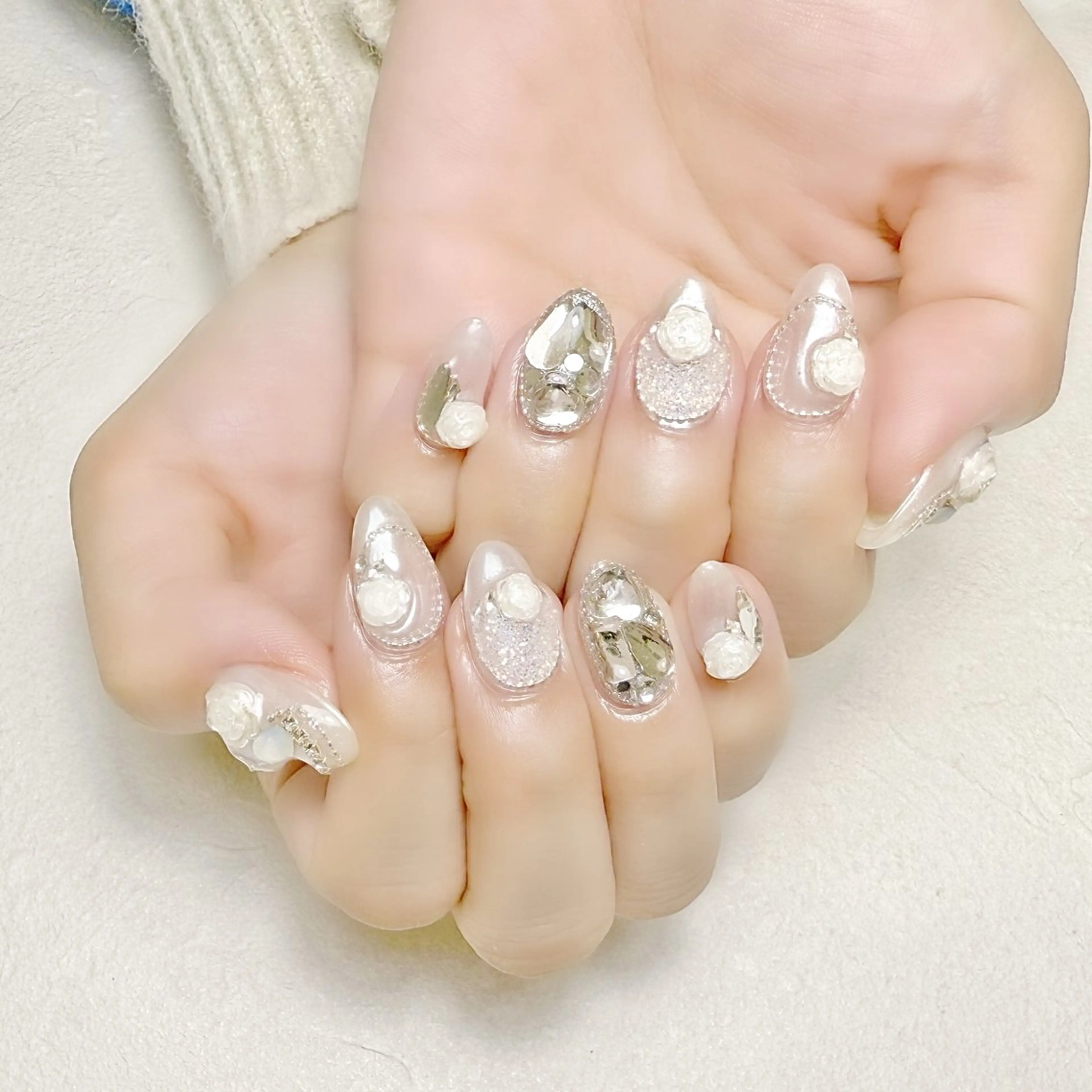 ネイル アートネイル オーロラネイル ストーンネイル ワンホンネイル ホワイト rouse nail RISATOのネイルデザイン
