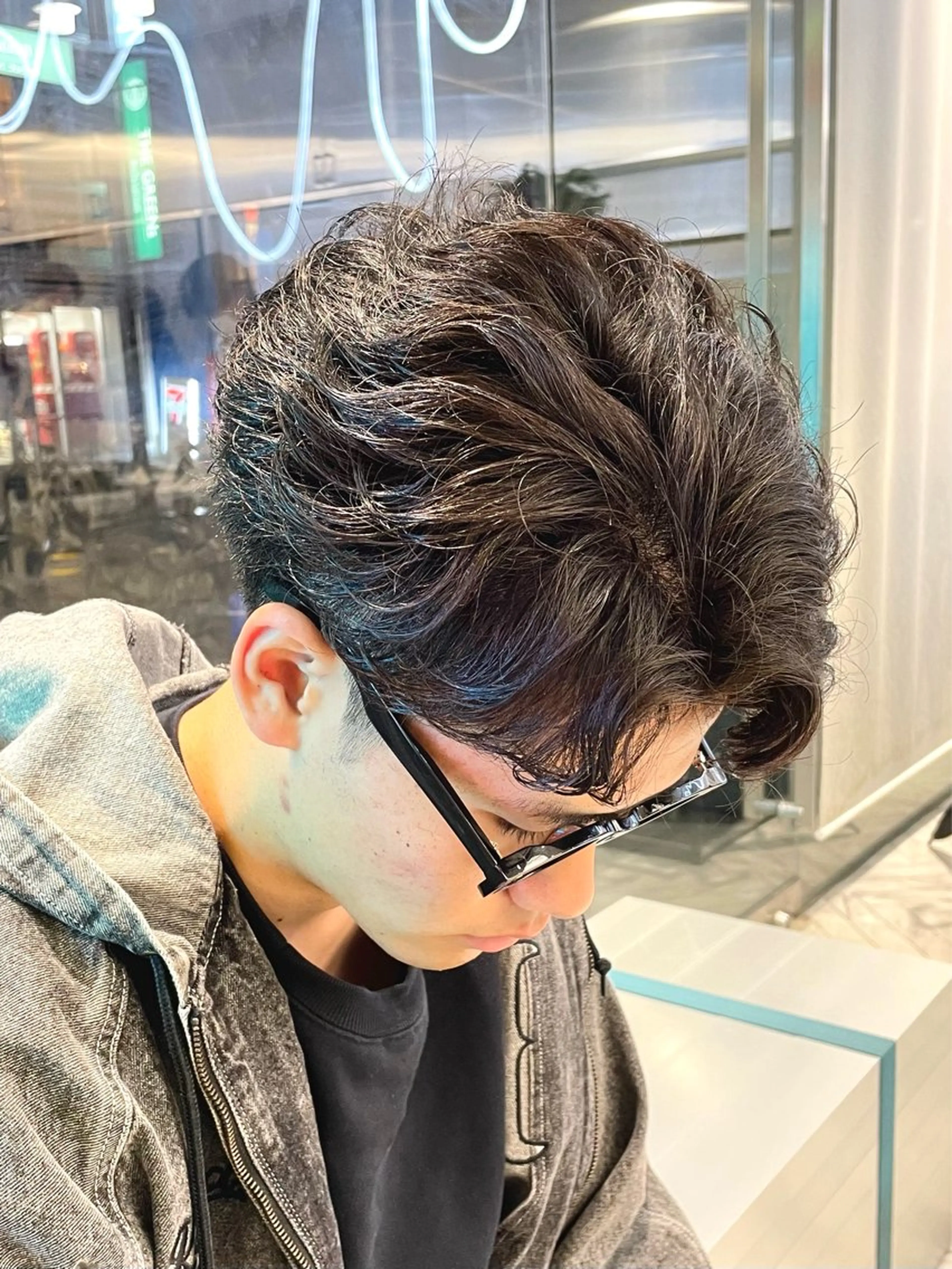 ショート メンズ センターパート フェザーパーマ カルマパーマ メンズメッシュ メンズパーマ カット カラーモデル⚡️ REONのヘアスタイル