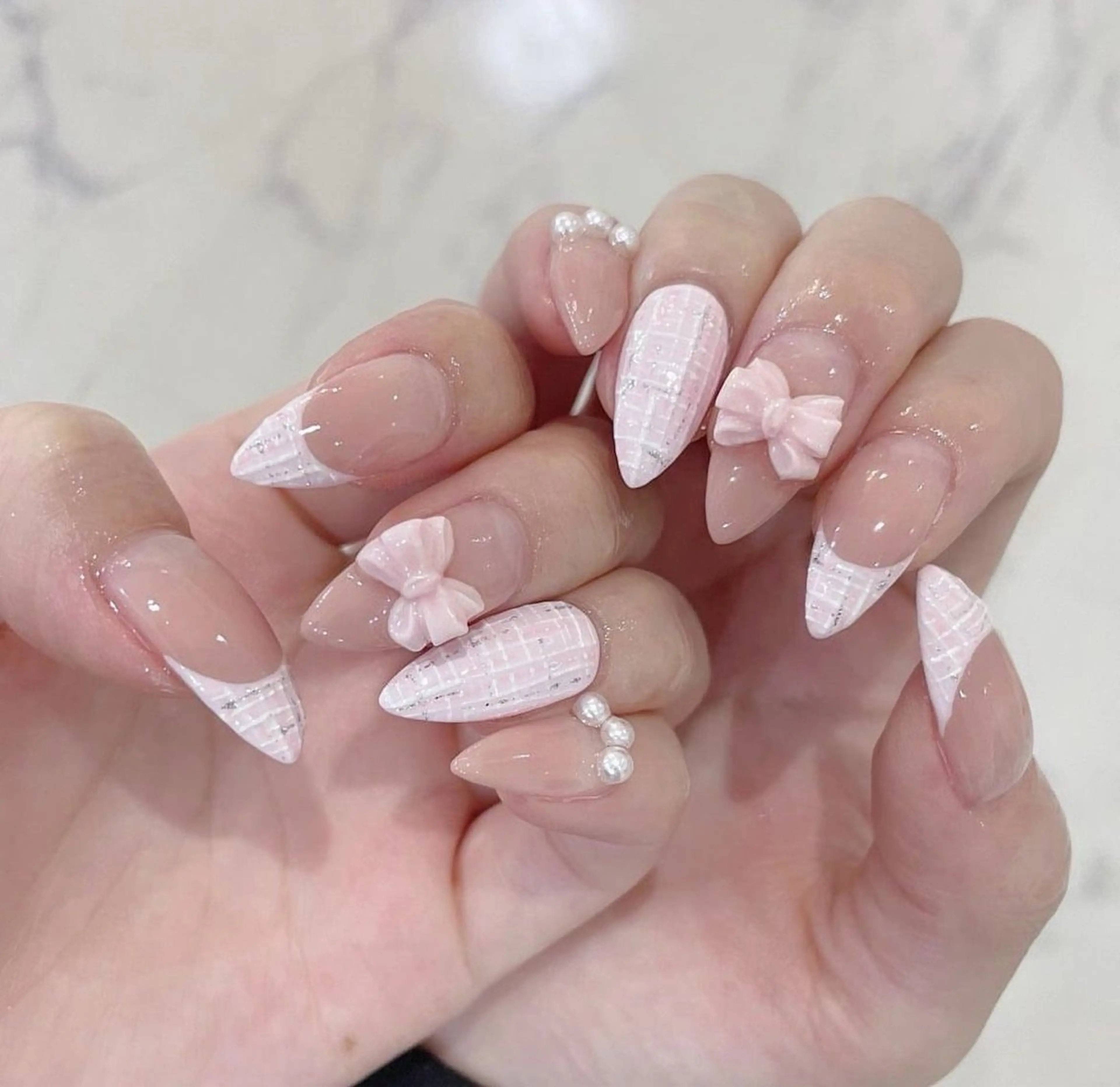 ネイル マグネットネイル ピンク ネイルチップ 冬ネイル クリスマス ハンドネイル Lee Nailsのネイルデザイン