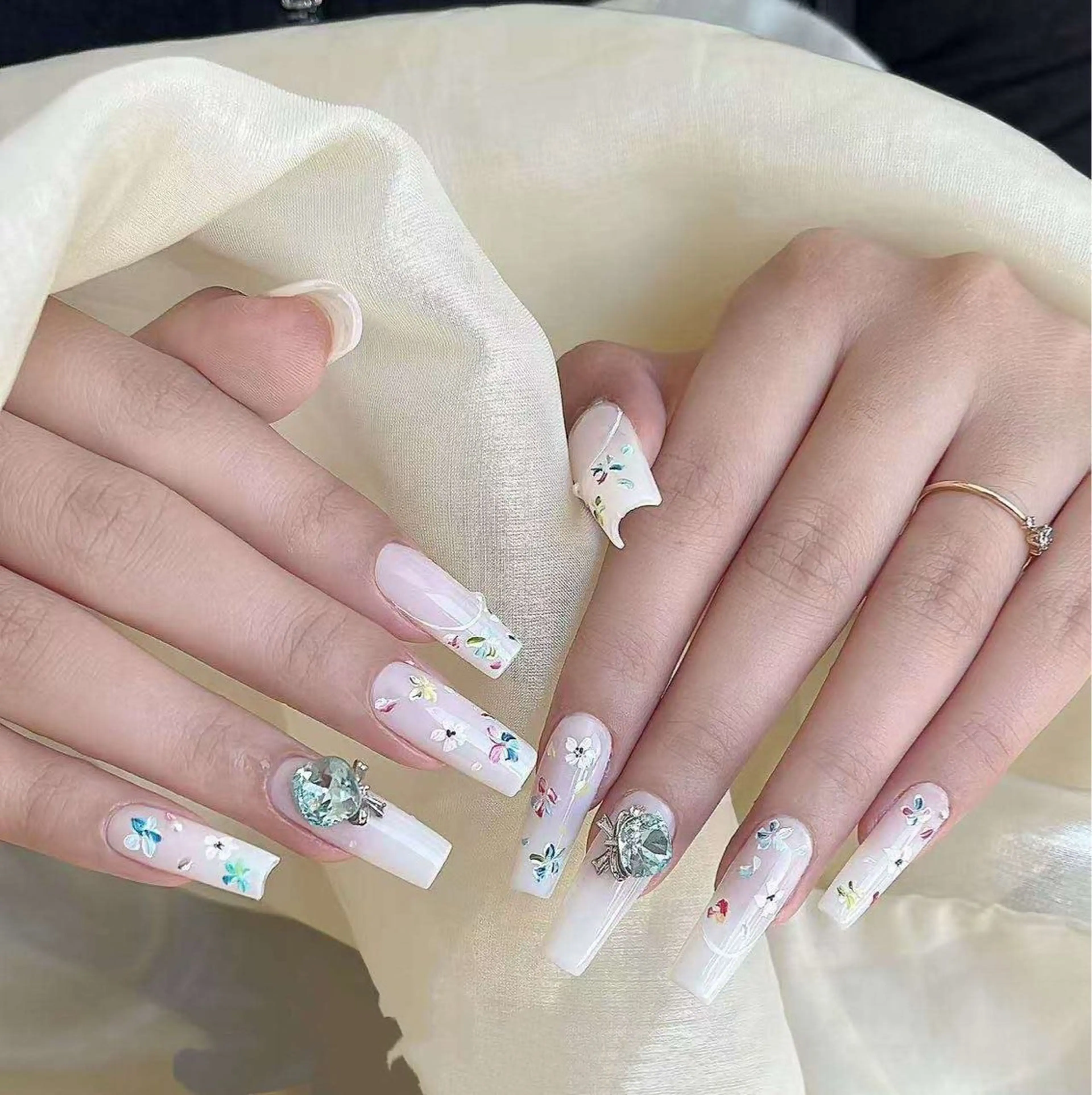 ネイル フラワーネイル フレンチネイル ジェルネイル ガラスフレンチ ハート ハンドネイル 相沢 さやかのネイルデザイン