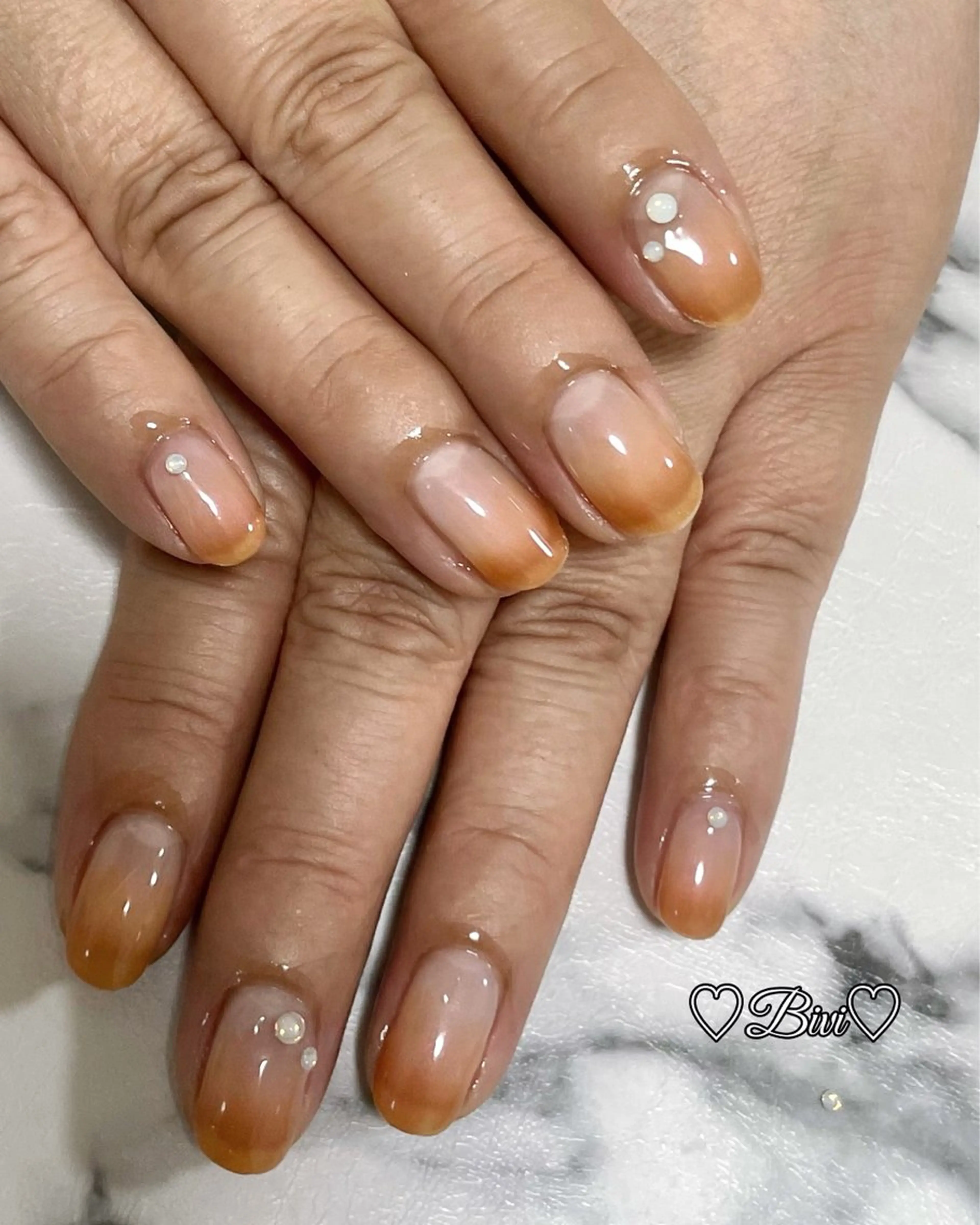 ネイル アートネイル フラッシュネイル グラデーション ラメ(グリッター) シルバー ハンドネイル ハンドケア ♡Bivi♡自爪に 優しいネイルサロンのネイルデザイン