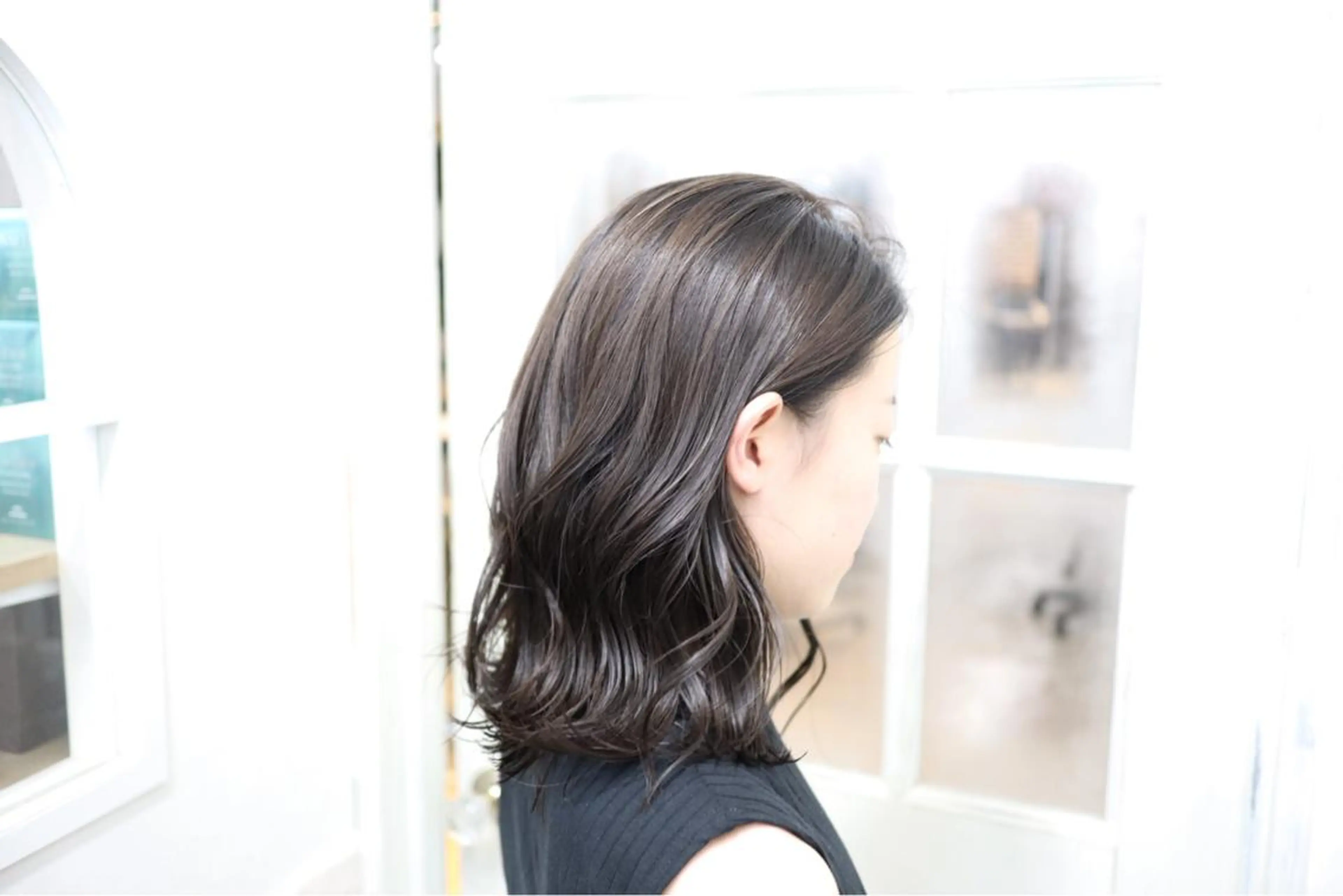 ミディアム 白いハイライト🤍 タナカリョウスケのヘアスタイル