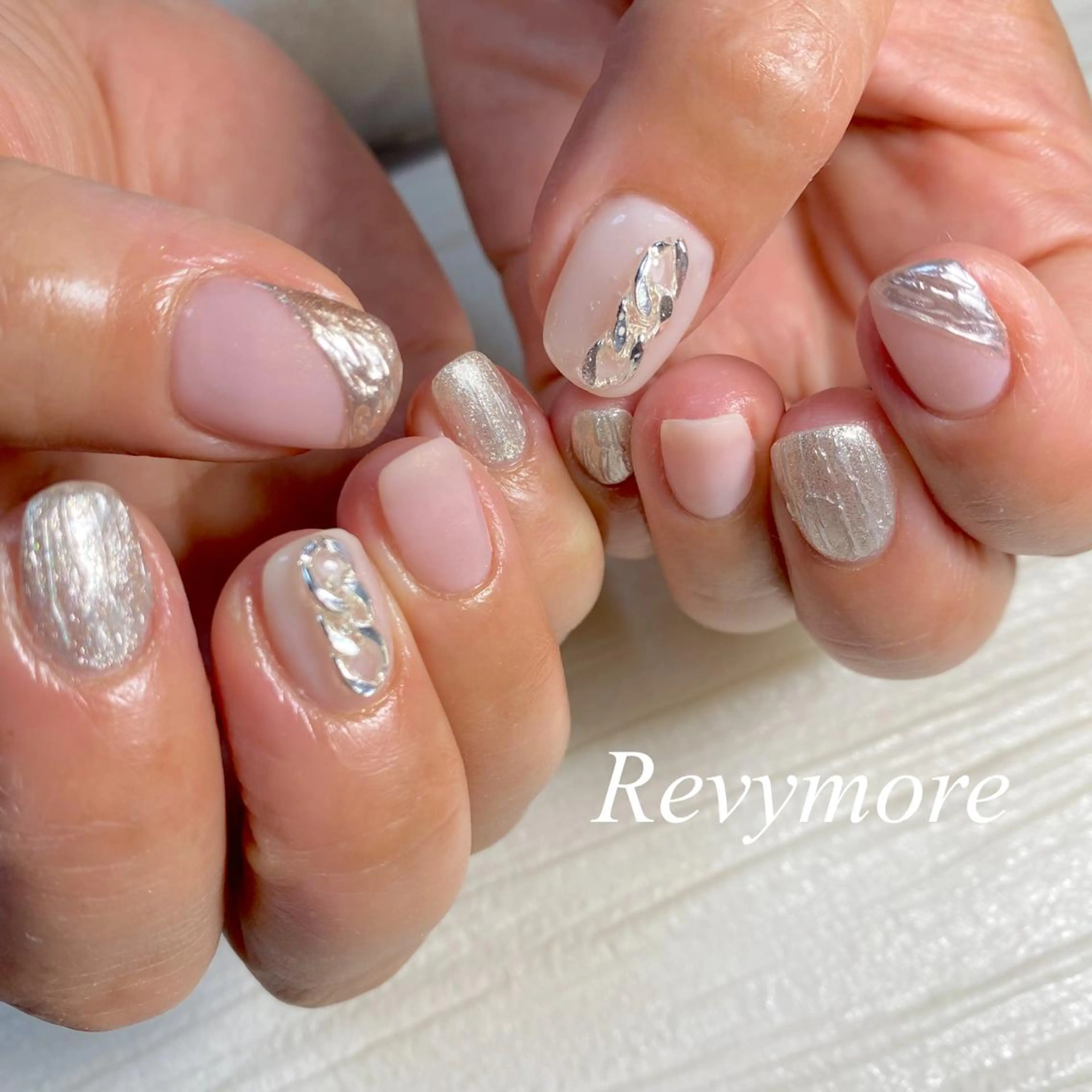 ミディアム ネイル 韓国風ヘア ジェルネイル キラキラネイル 韓国ネイル ニュアンスネイル nail salon Revymore所属・nail salon Revymoreのネイルデザイン