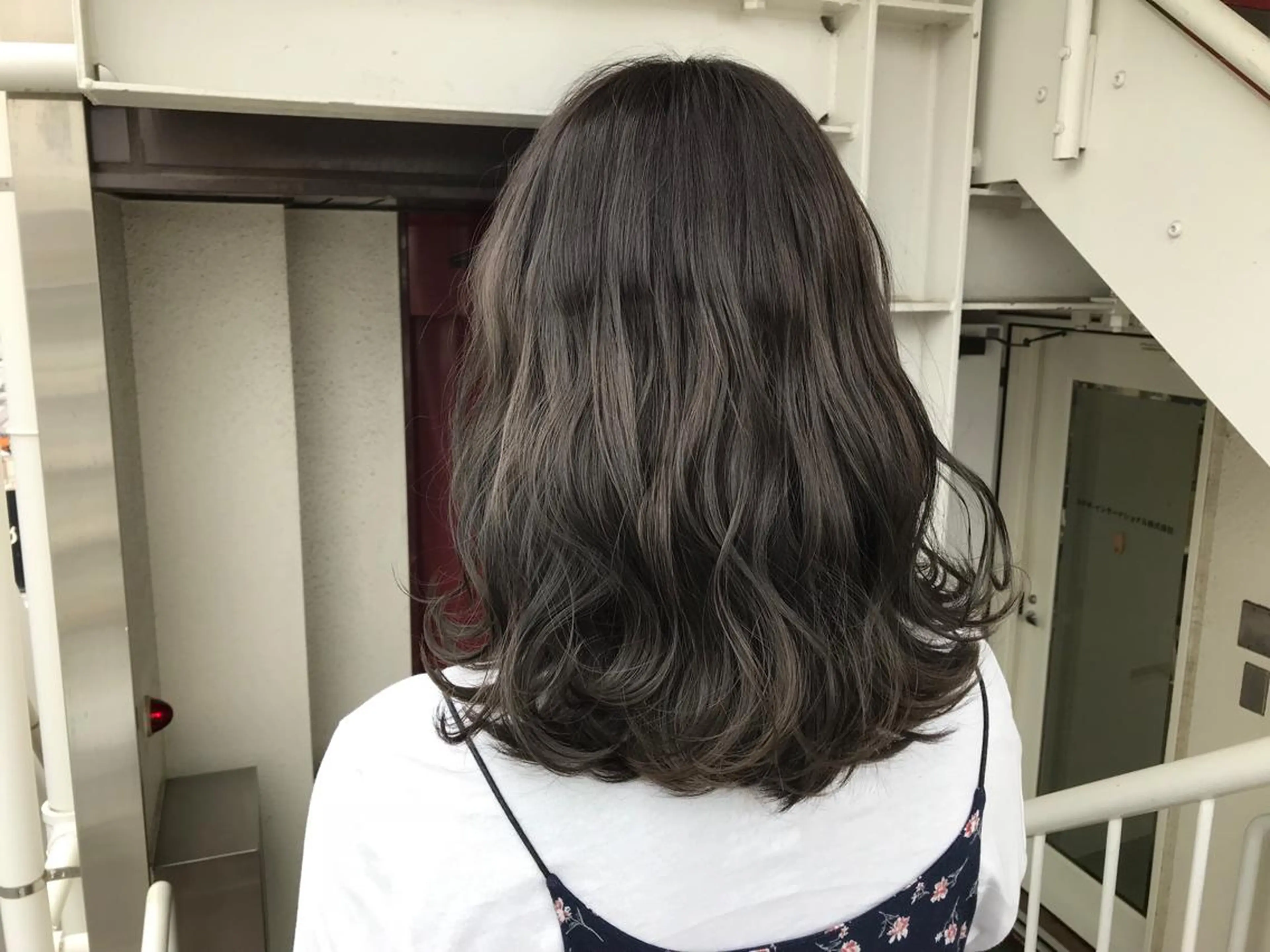 ミディアム カラー ヘアアレンジ グレージュ メンズハイトーン メンズバレイヤージュのヘアスタイル