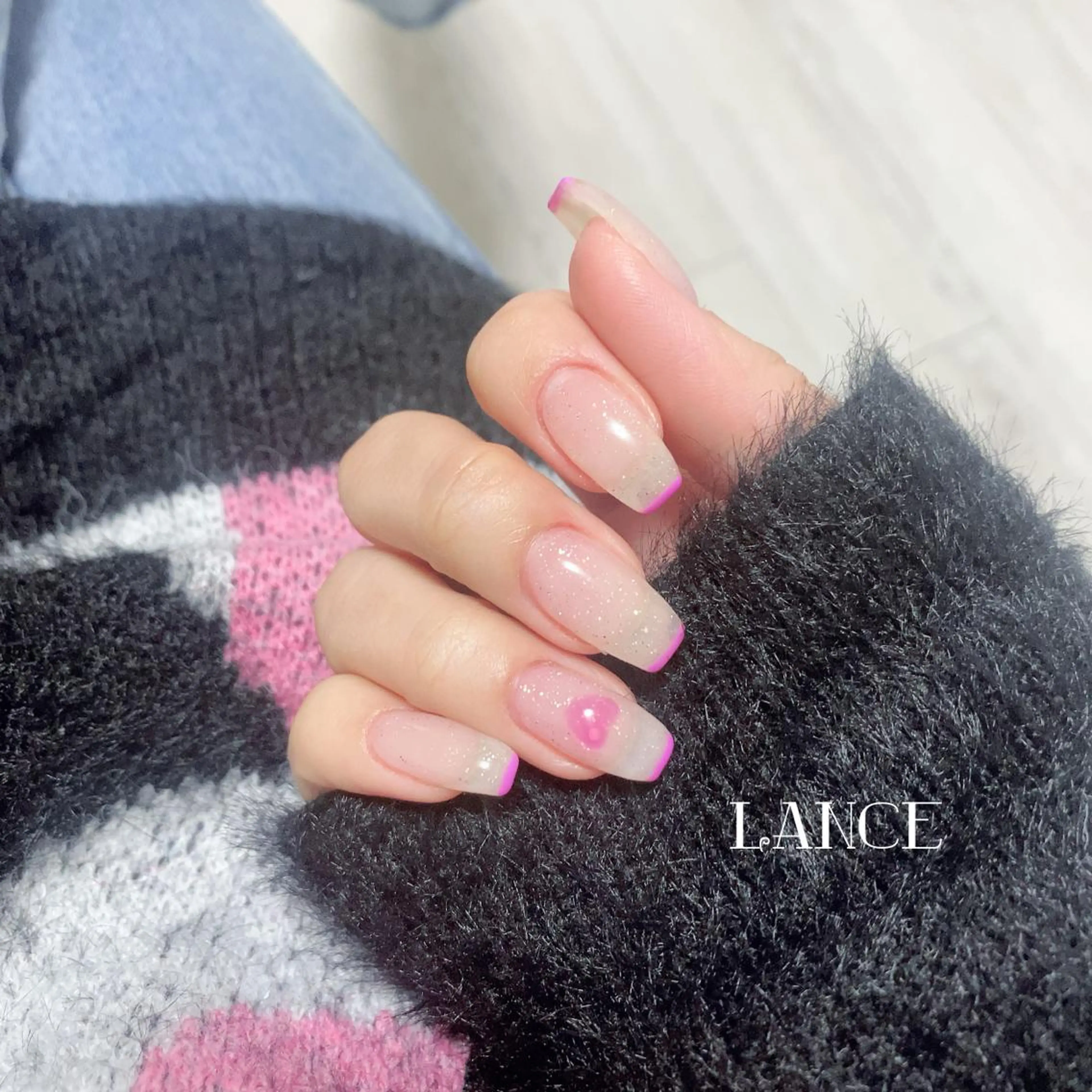 ミディアム ネイル オーロラネイル フレンチネイル キラキラネイル ワンホンネイル 冬ネイル ハンドネイル Lance nailのネイルデザイン
