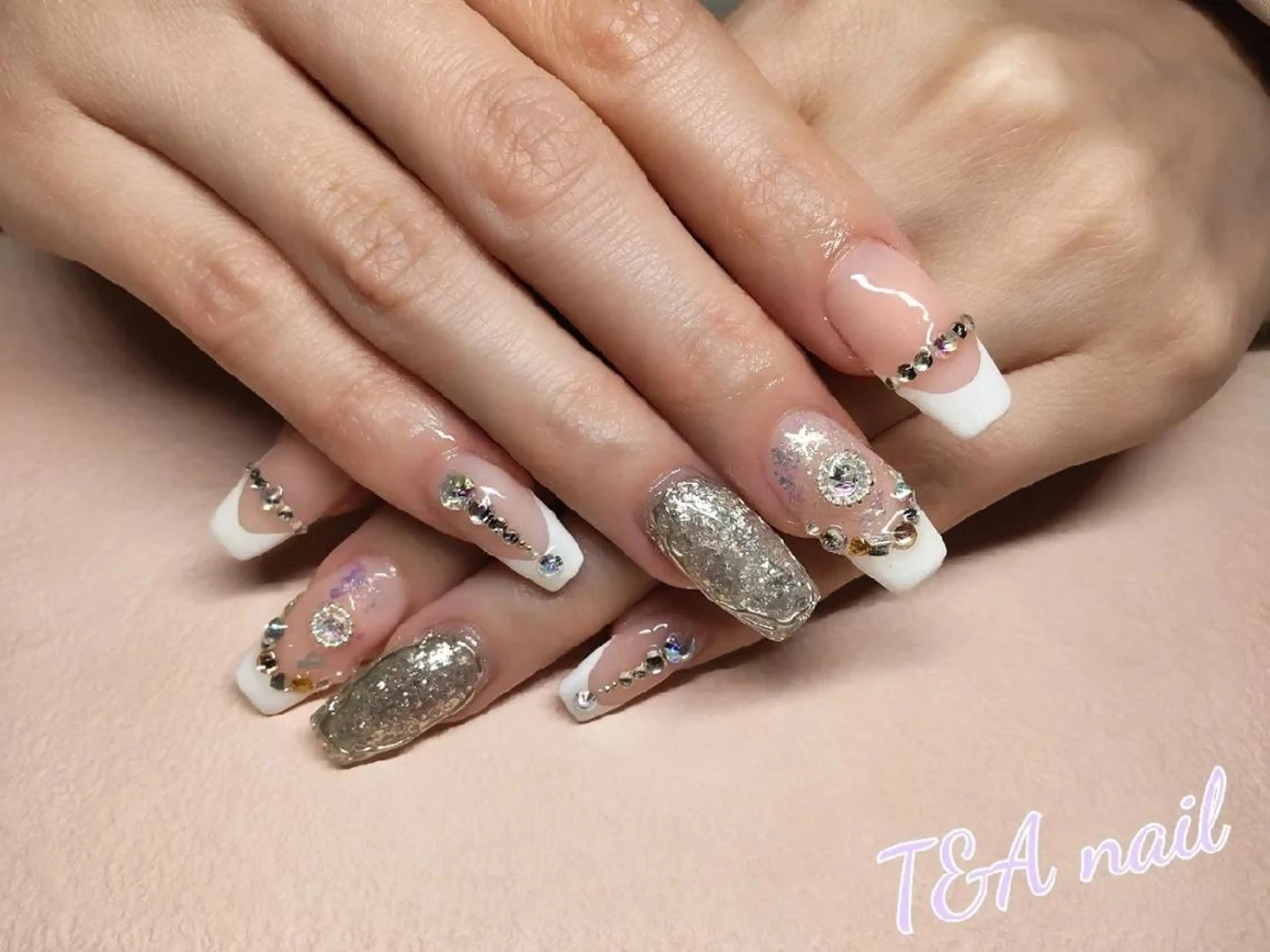 セミロング ネイル 長さ出し フレンチネイル ジェルネイル キラキラネイル ニュアンスネイル ハンドネイル T&A nailのネイルデザイン