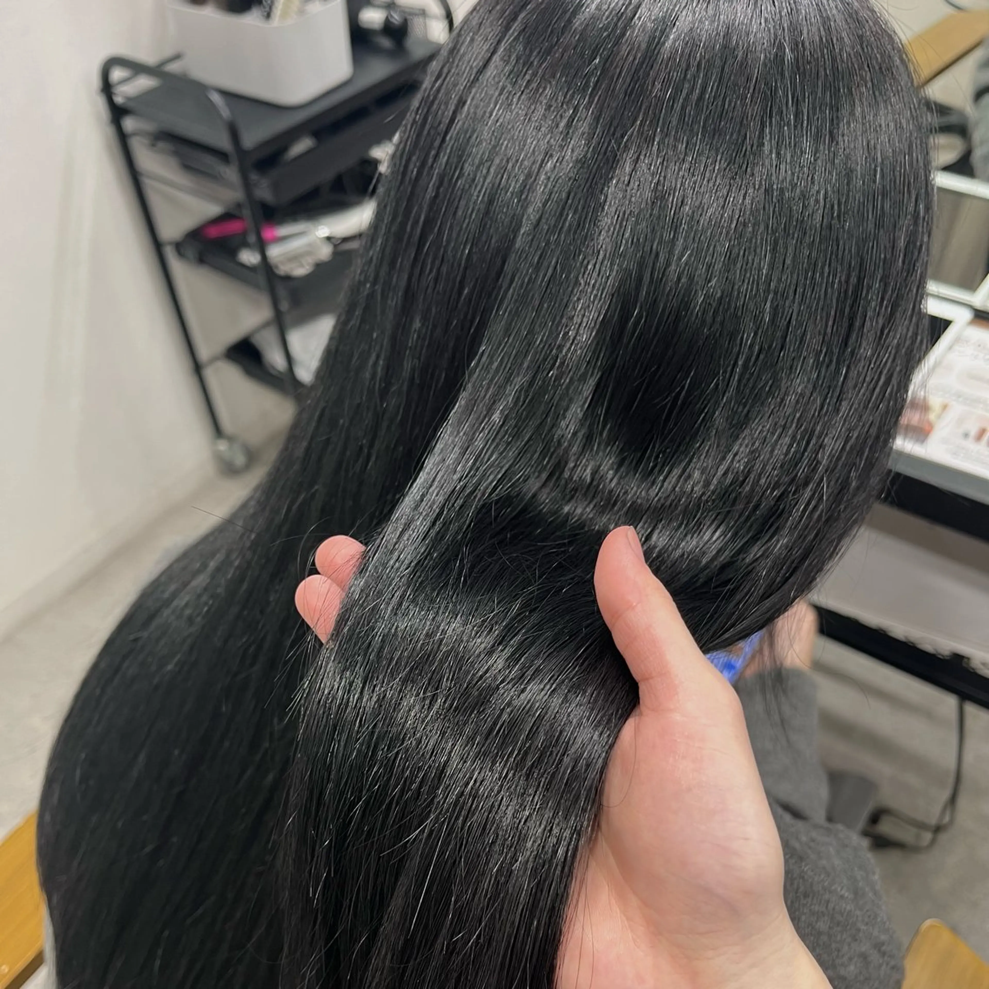 ロング カット ヘアカラー omocha umiのヘアスタイル