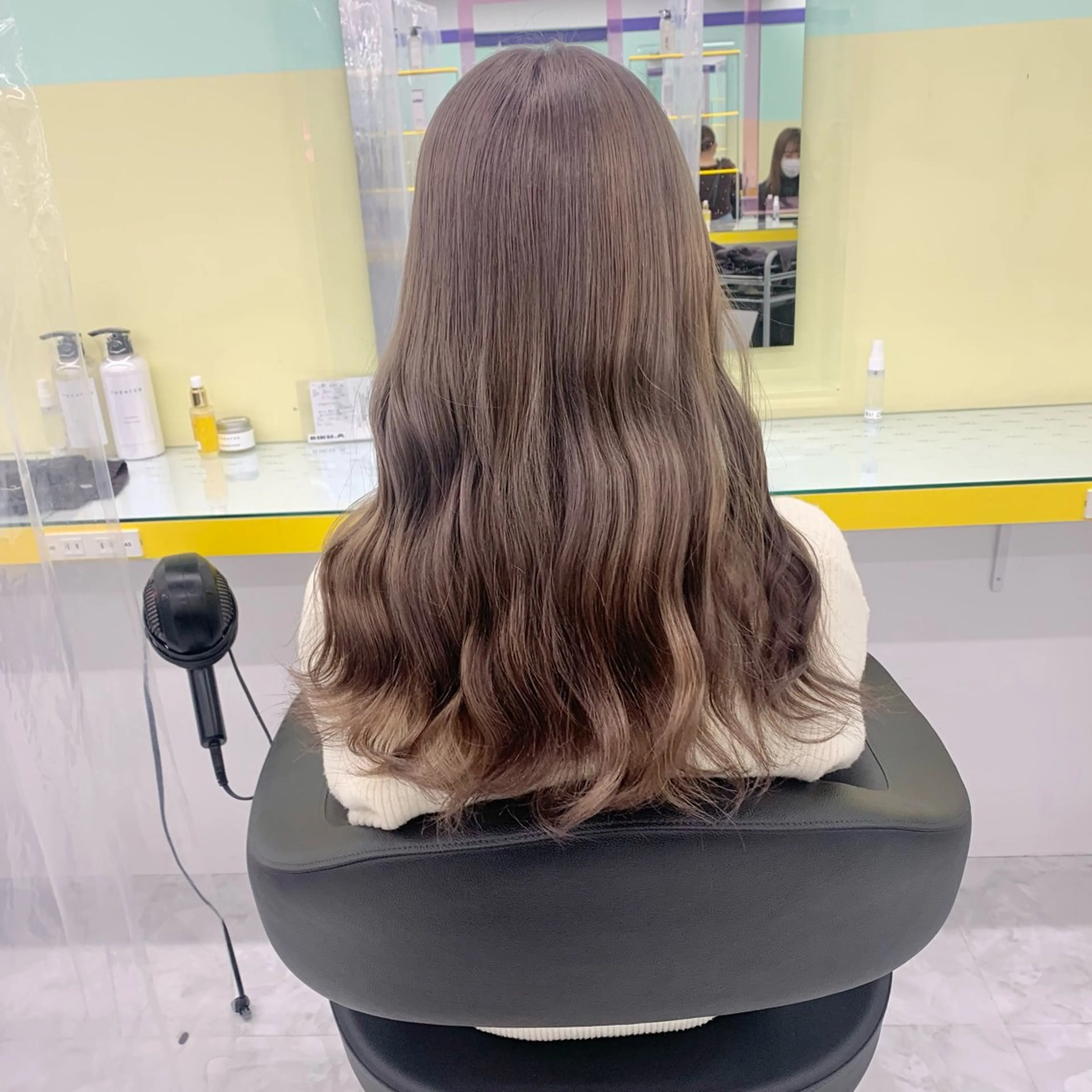 セミロング カラー ヘアアレンジ グレージュ ミルクティーグレージュ ヘアカラー パーマ トリートメント ヘッドスパ ヘアセット 艶カラー の達人のヘアスタイル