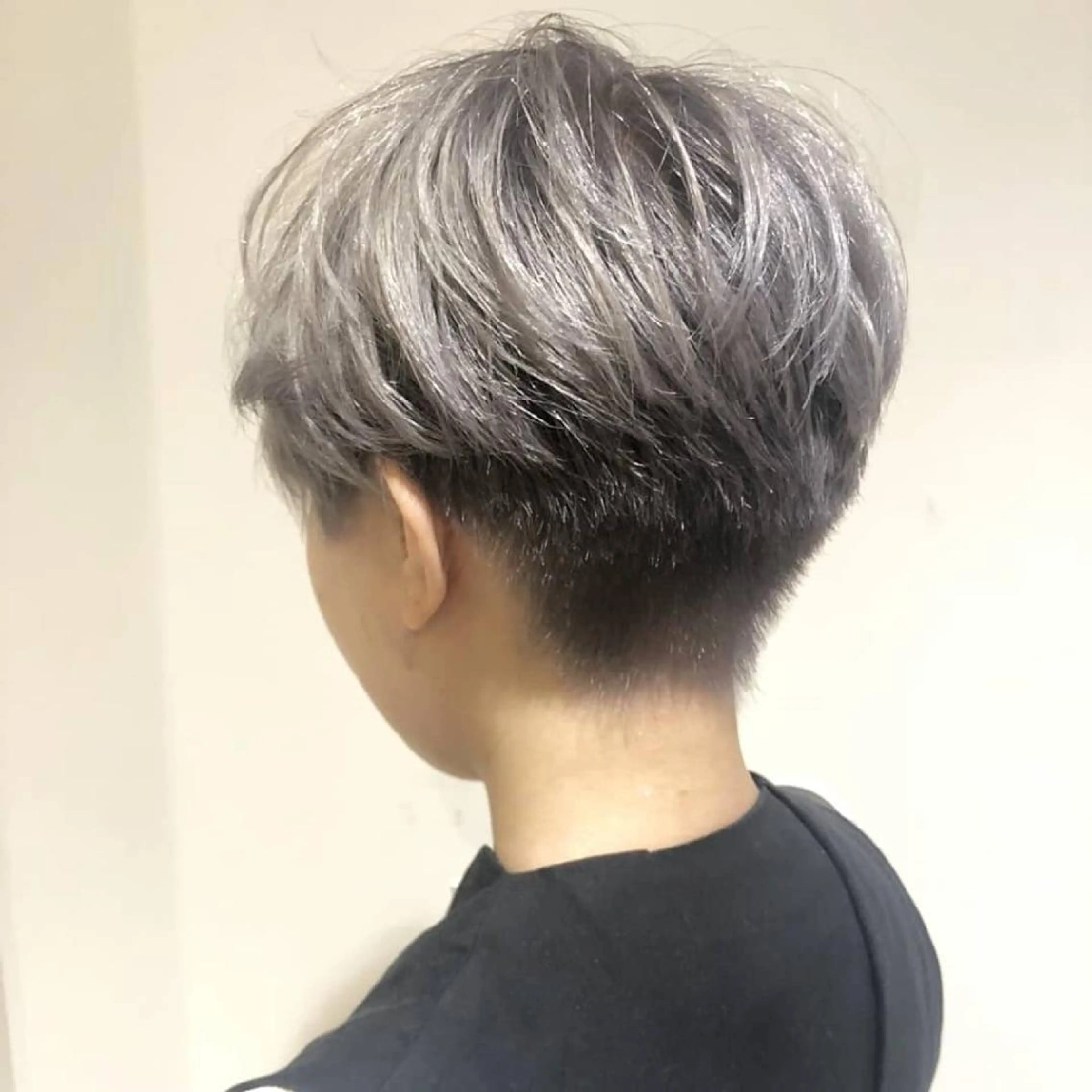 ショート カラー ブリーチ グレージュ 竹内啓太 ボブのヘアスタイル