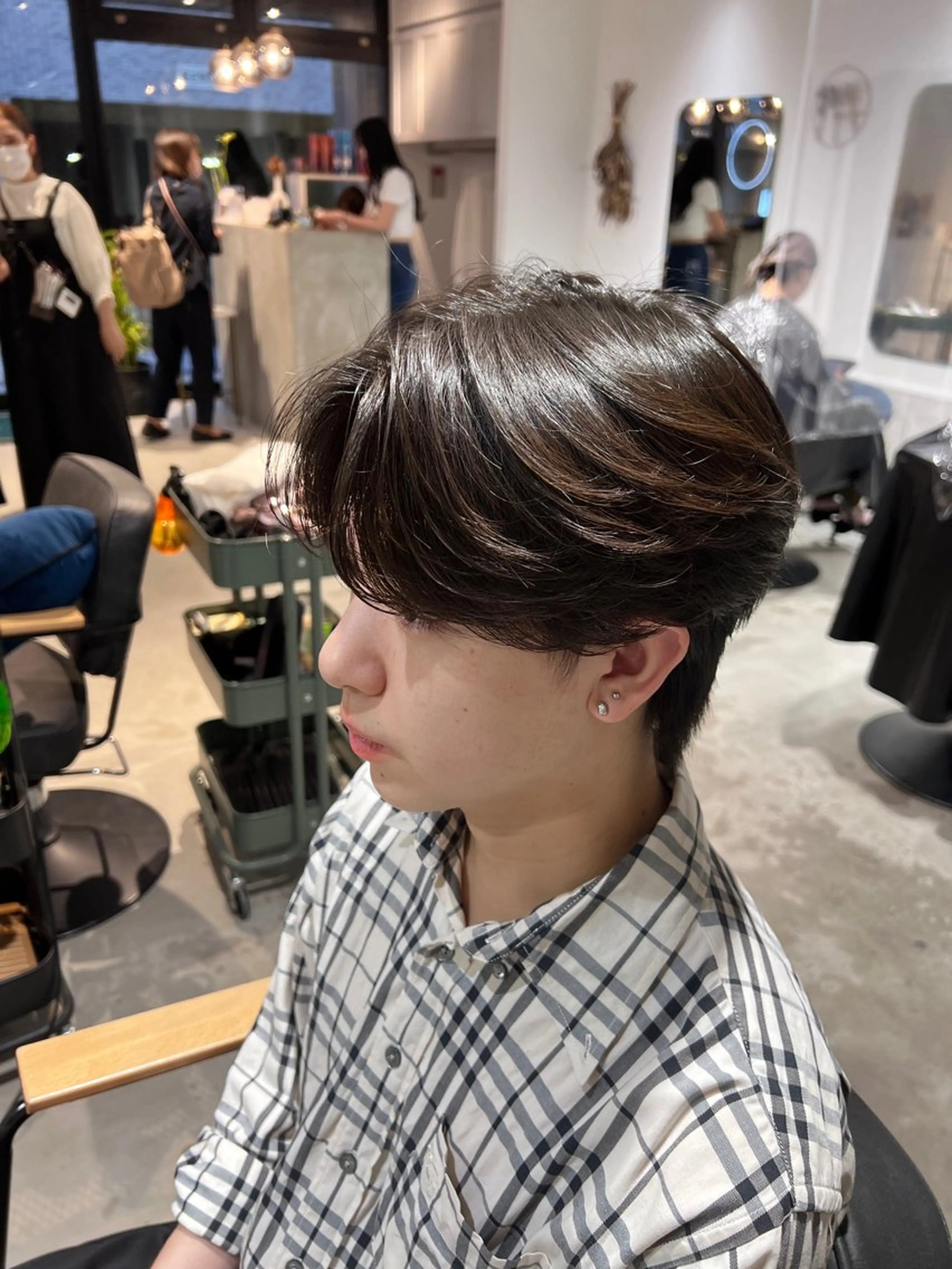 ミディアム パーマ メンズ ミディアムパーマ センターパート メンズ韓国風 メンズパーマ 韓国風ヘア カット パーマ メンズカットパーマ ✂️ JOYAのヘアスタイル