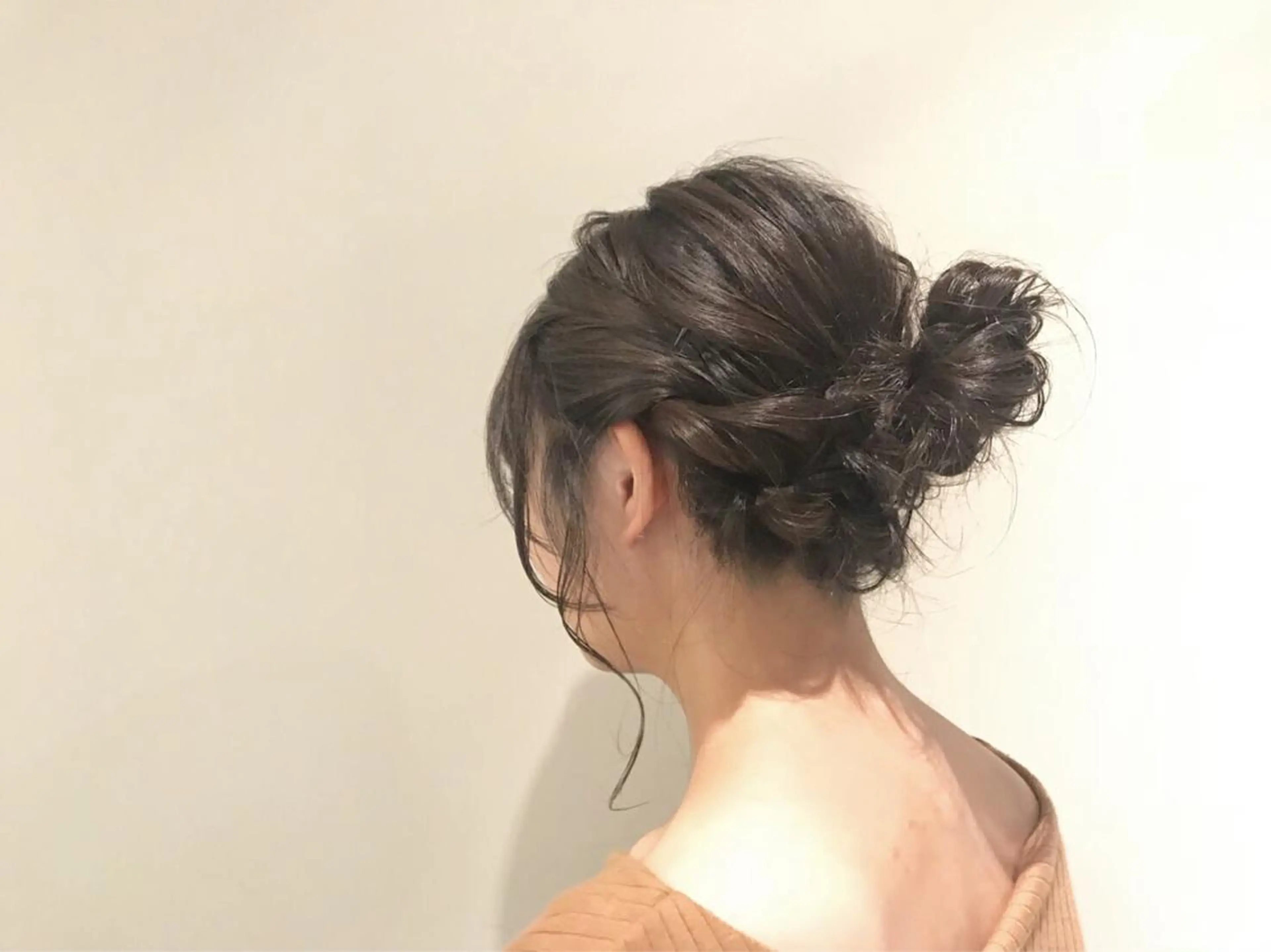 セミロング カラー ヘアアレンジ お団子ヘア アッシュ 三つ編み 野々村 朋美のヘアスタイル