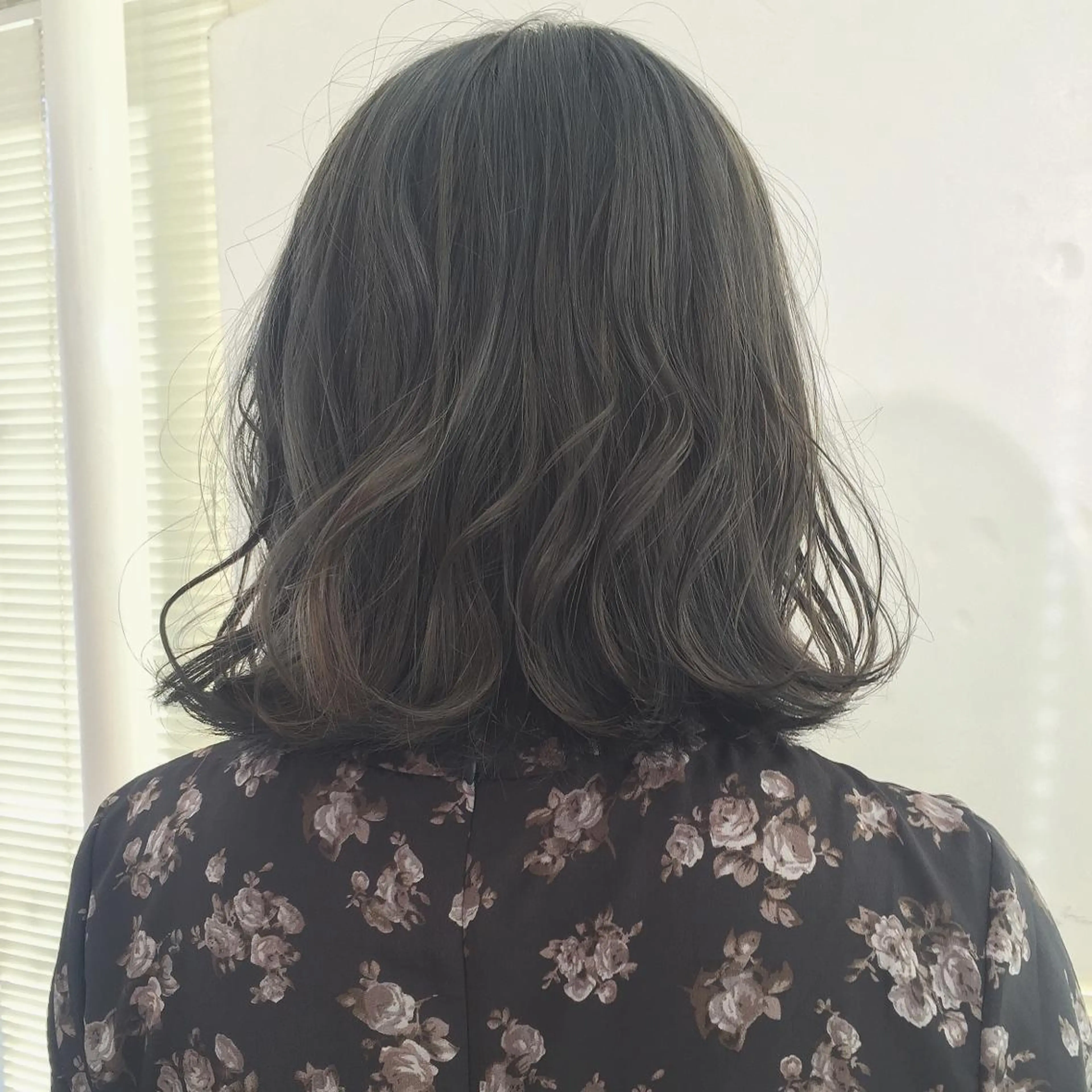 ミディアム カラー 下川 由貴のヘアスタイル