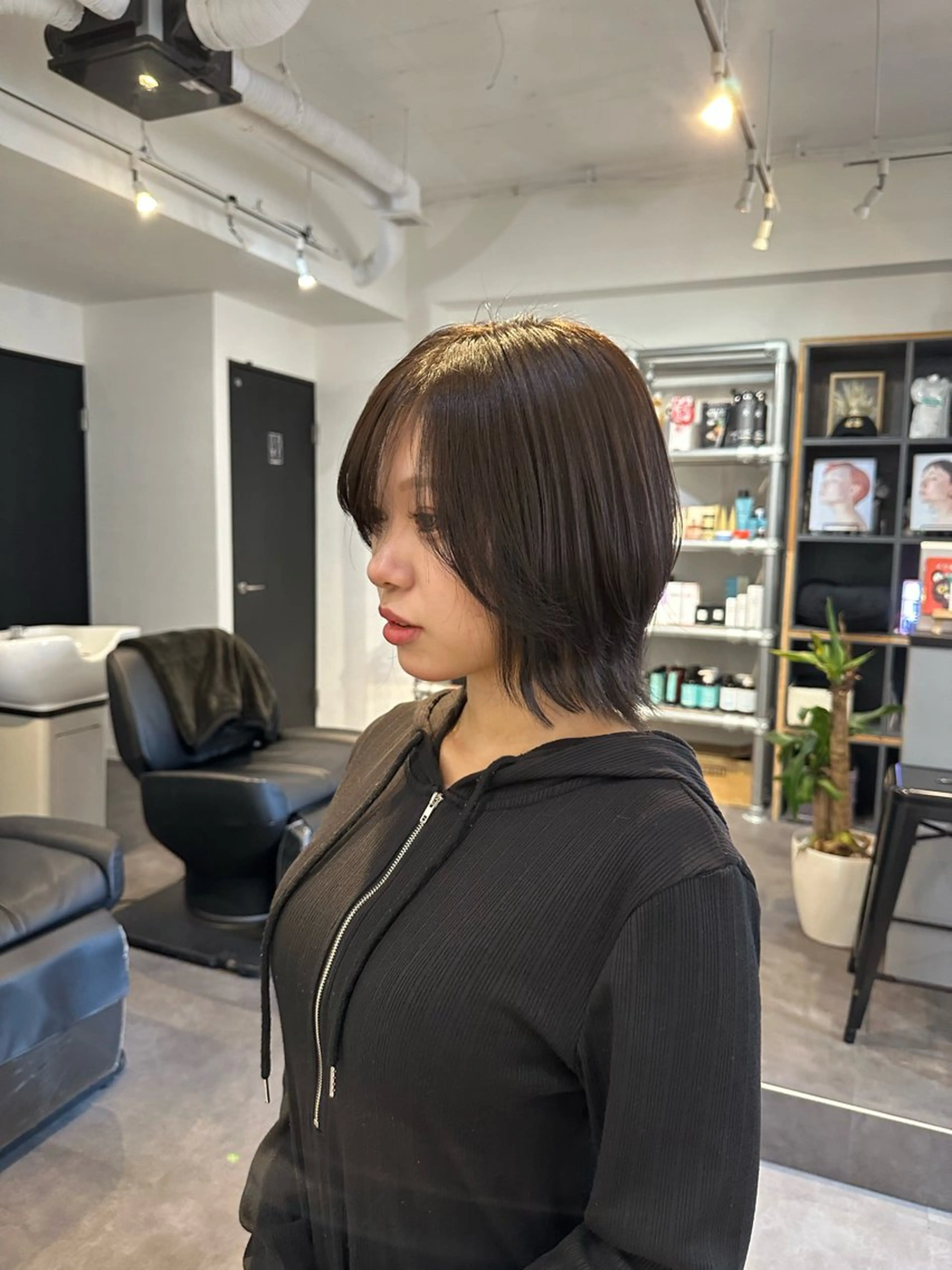 ミディアム カット ﾚｲﾔｰ/ﾊｲﾄｰﾝ WAKANAのヘアスタイル