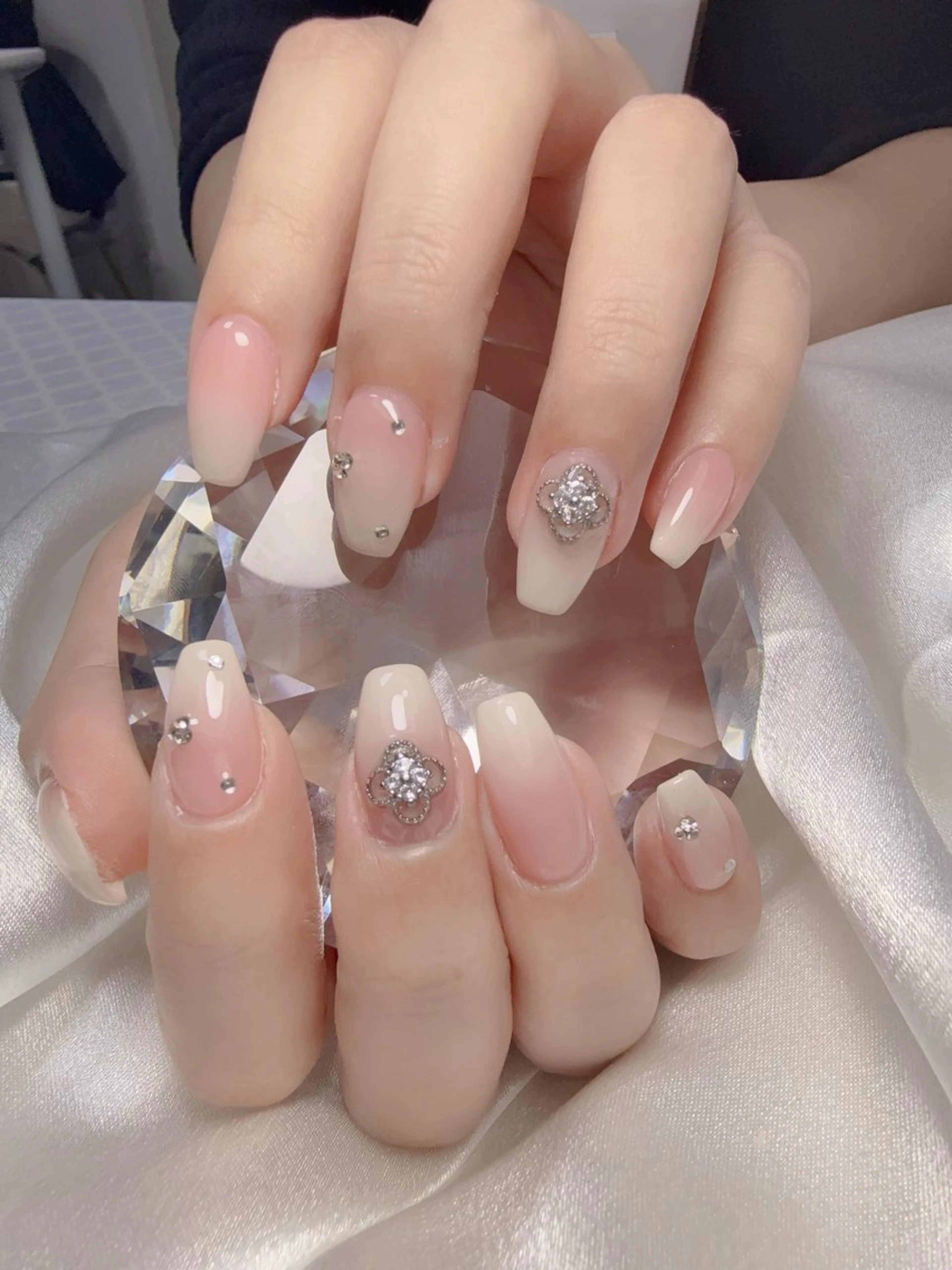 ネイル オーロラネイル ブルー チークネイル フットネイル フレンチネイル 西野 カナのネイルデザイン