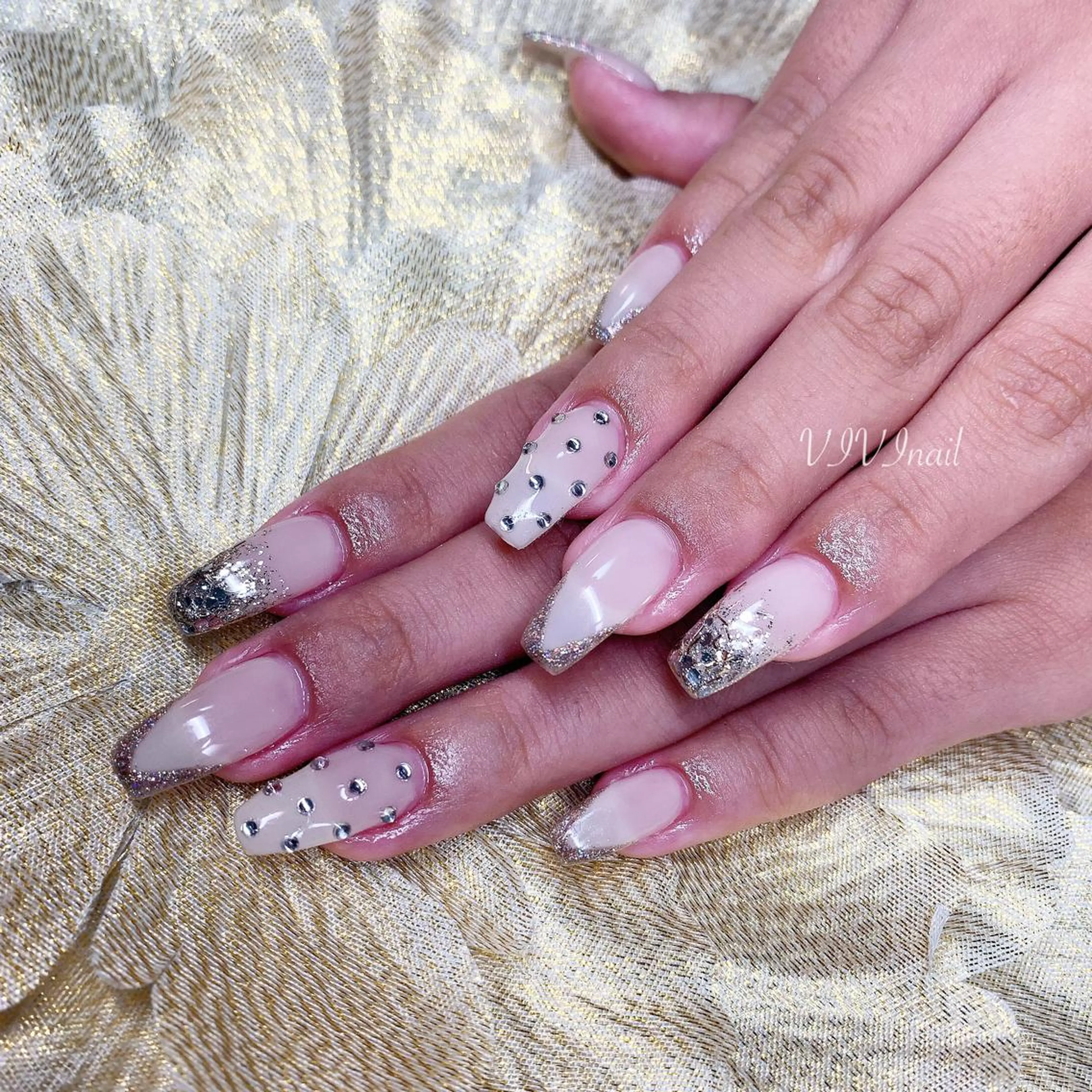 ネイル フレンチネイル キラキラネイル ハンドネイル vivi nailのネイルデザイン