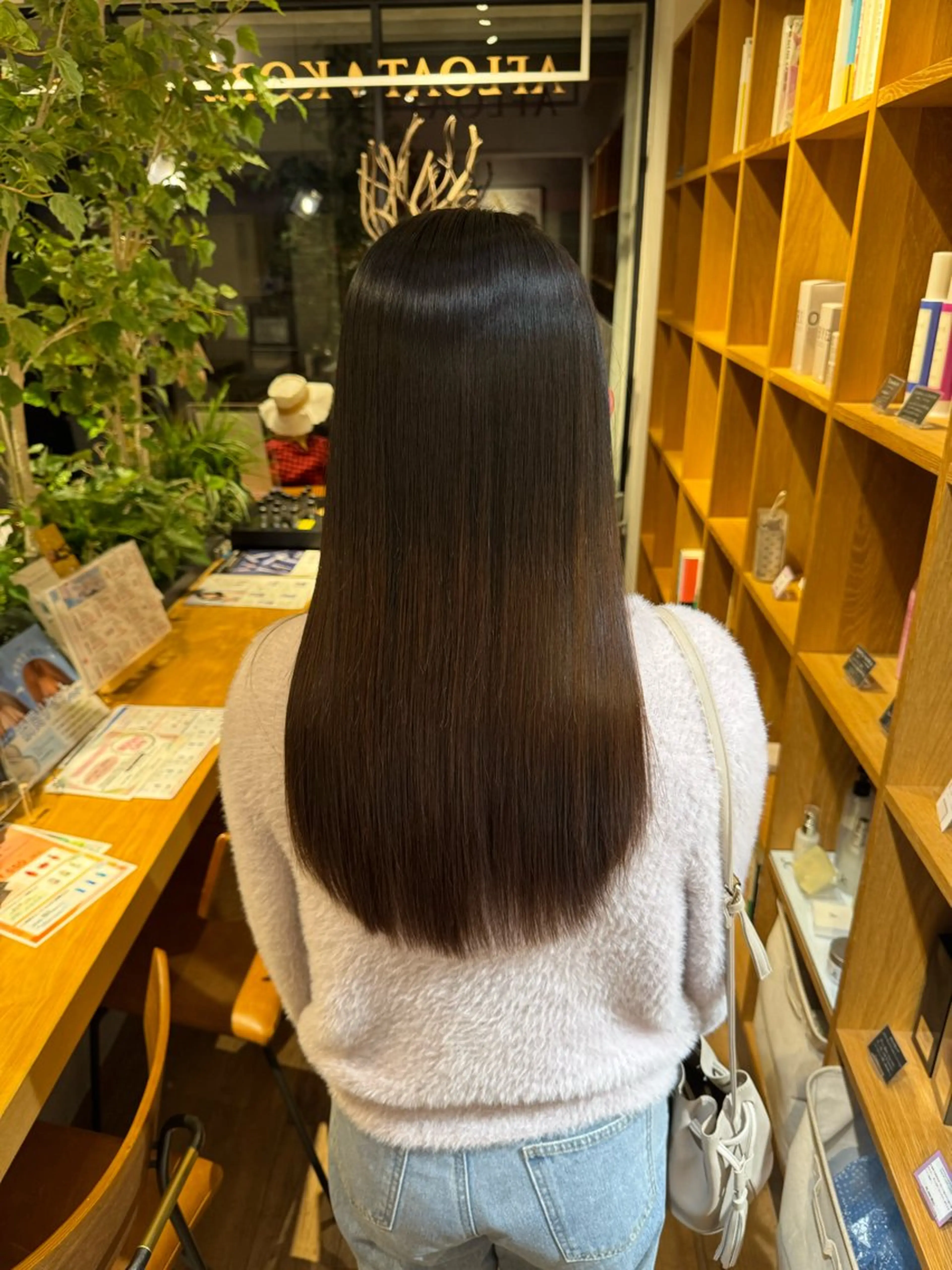 セミロング カット 縮毛矯正 トリートメント afloatkobe所属・美髪/髪質改善 川口凌弥のヘアスタイル