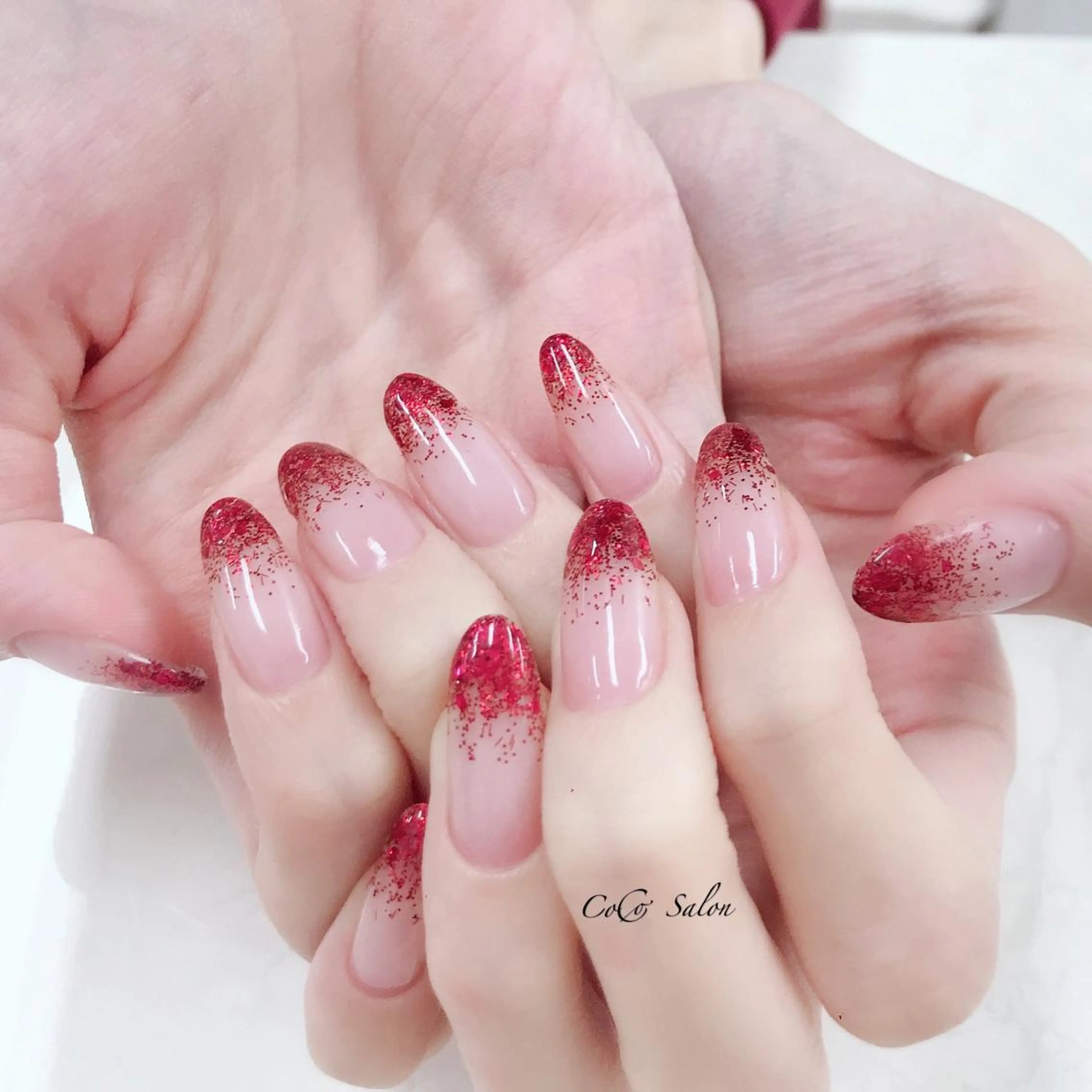 ネイル グラデーション ホログラムネイル ラメ(グリッター) 赤色 シンプルネイル CoCoSalon ネイル/まつ毛予約のネイルデザイン