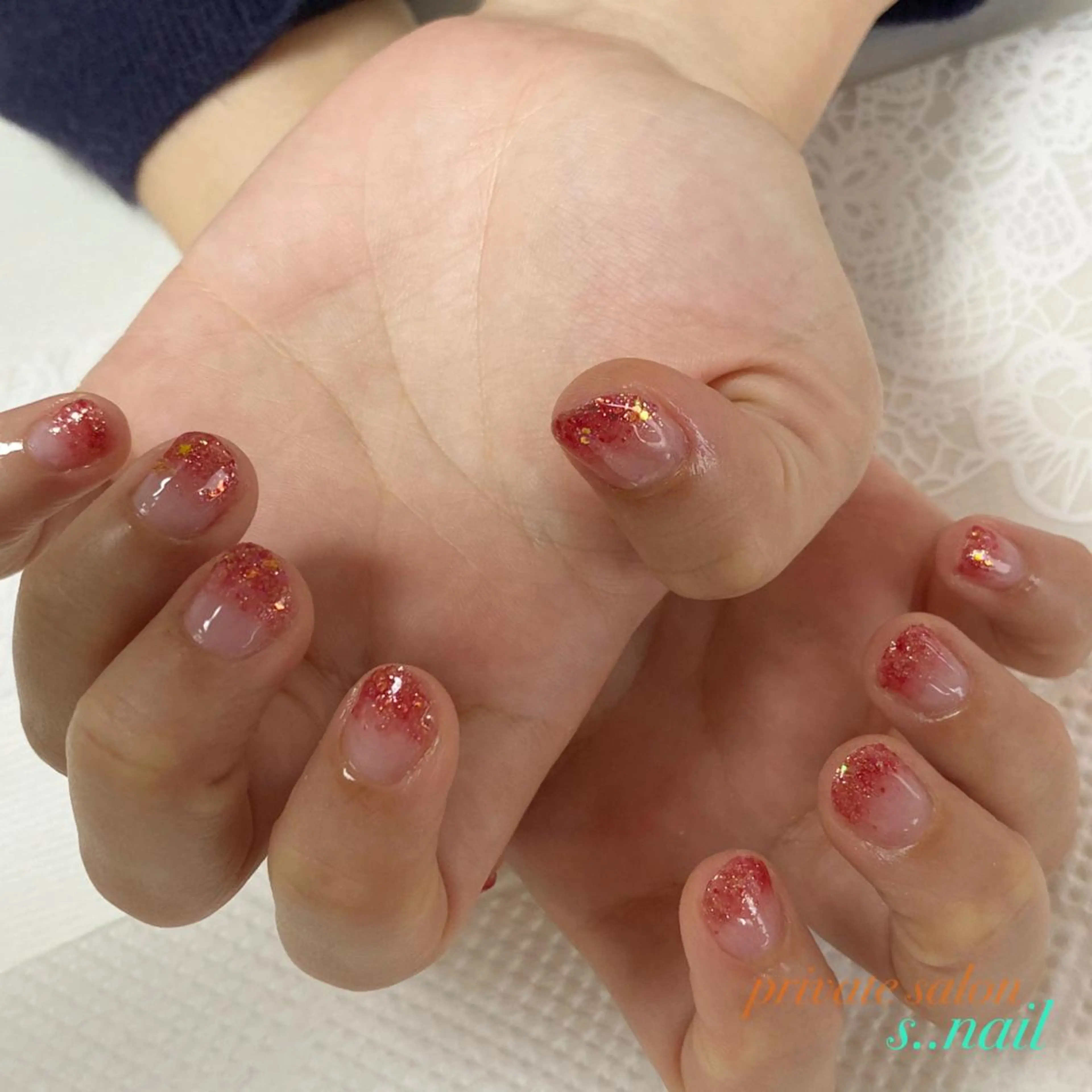 ネイル フラッシュネイル ラメ(グリッター) ラメグラデーション 赤色 冬ネイル ハンドネイル フットネイル s..nail / MORITAのネイルデザイン