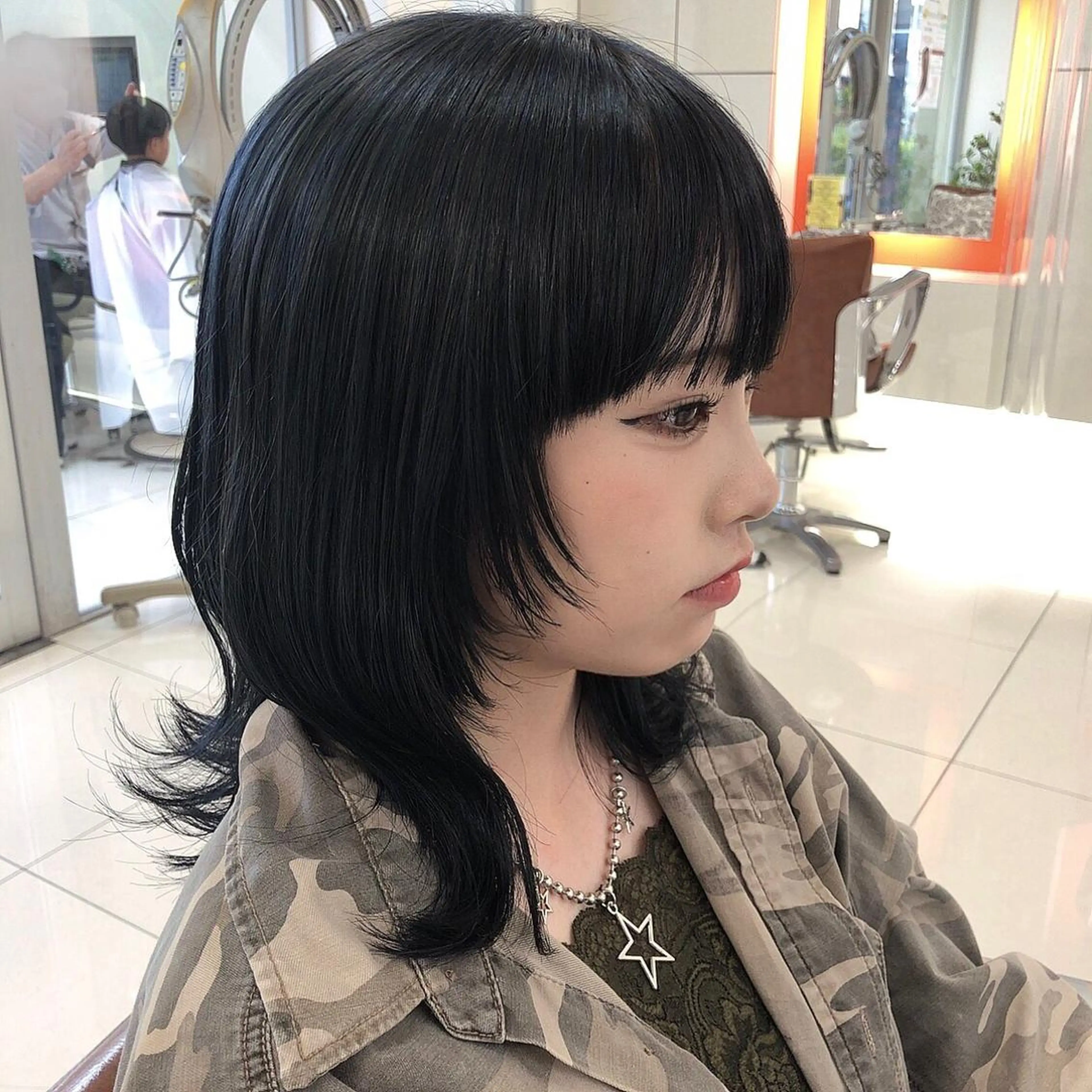 セミロング ワイドバング ウルフカット カット 岩戸優奈 束感まつげ ピンク/ベージュのヘアスタイル